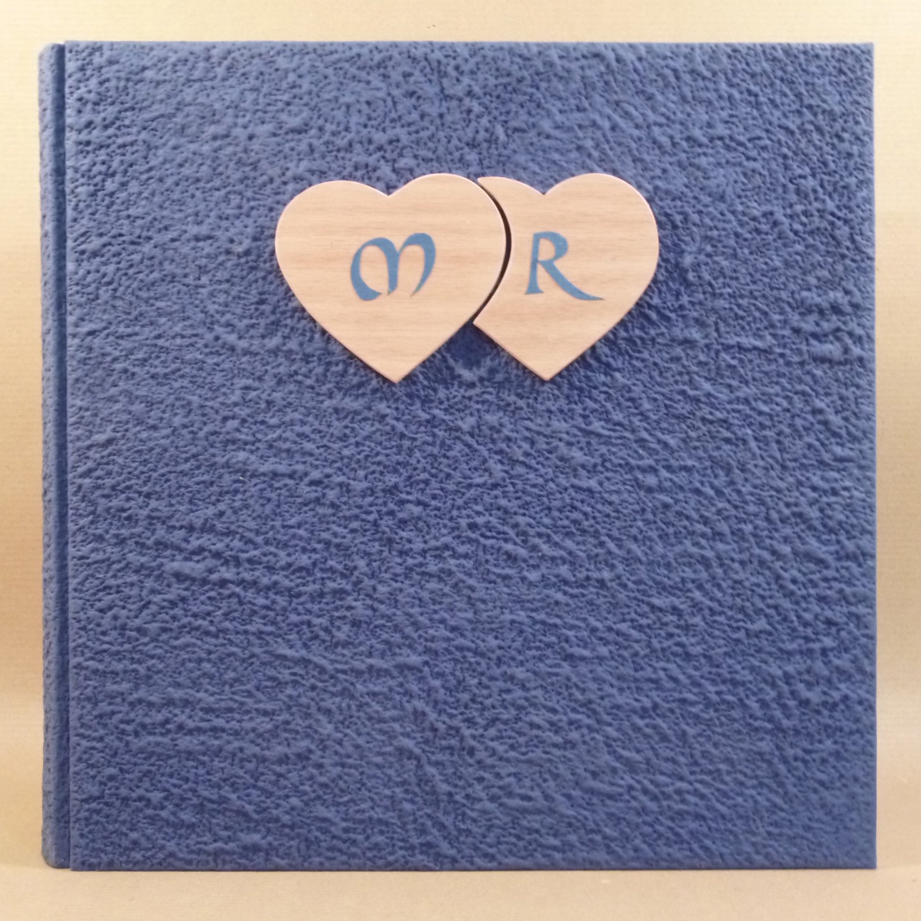 Álbum de fotos artesanal azul con corazones de madera y iniciales 33 x 33 (30 hojas marfil intervallati de AC302O 30) Capacidad 60 vistas