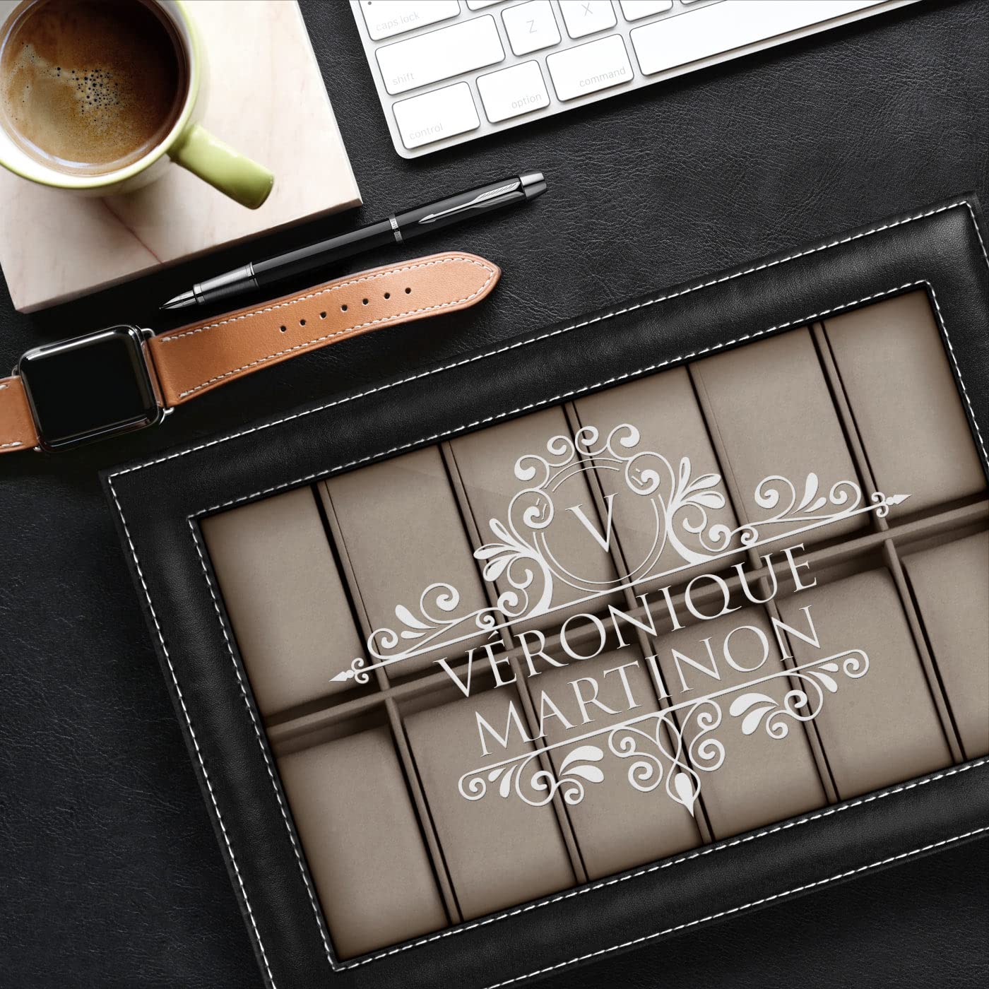 Maverton Boîte à montres avec un couvercle transparent, Coffret noir à personnaliser, Étui pour 12 montres avec vitrine gravée, Coffre à trésors - cadeau pour femmes - monogramme