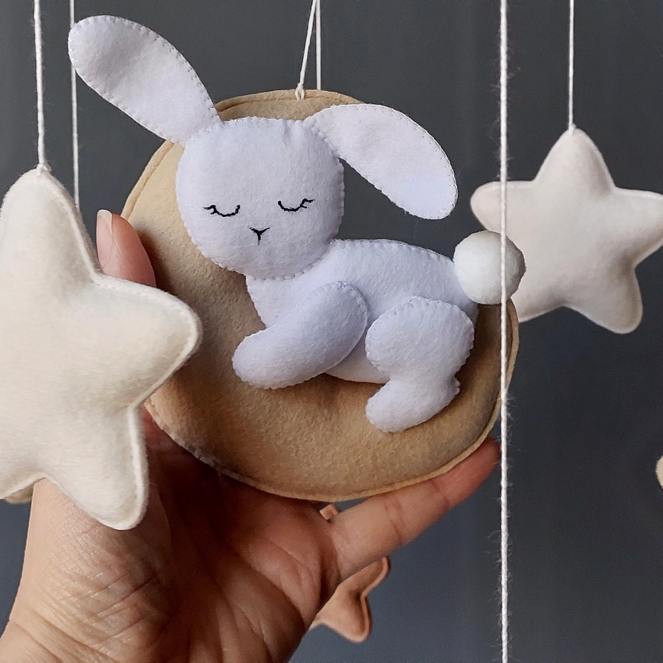 Baby Mobile Hase – Schlafender Hase auf Mond mit Filzsternen | Neutrale Babymobile für Jungen & Mädchen | Handgemachtes Kinderzimmer Deko | Geschenk zur Geburt