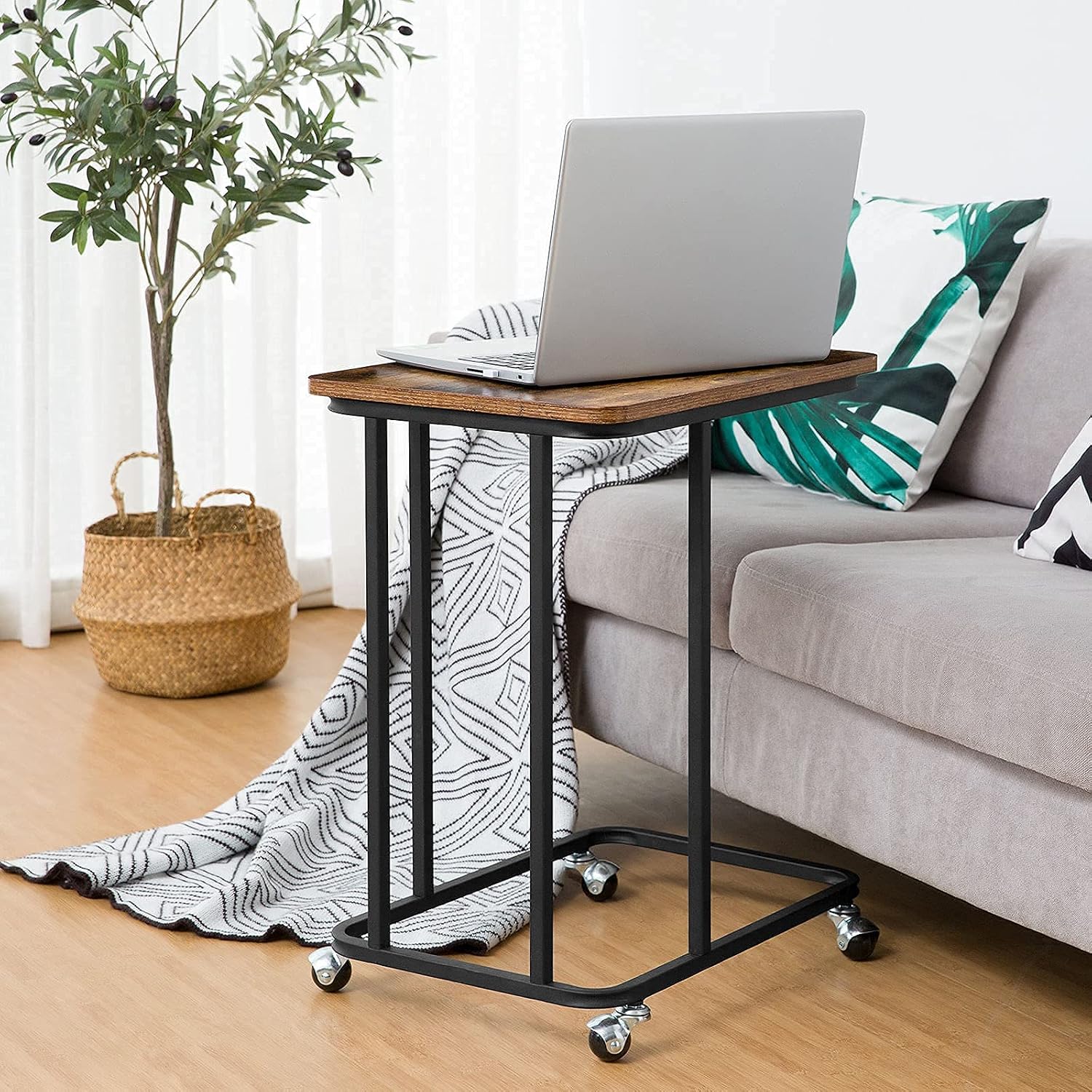 HOOBRO Side Table, Mobile Snack Table, Slides Next to Sofa Couch, Industrial Laptop Table for Small Space, Living Room, Bedroom, Easy Assembly, Industrial Wood Look Accent Table, Rustic Brown BF01SF01
