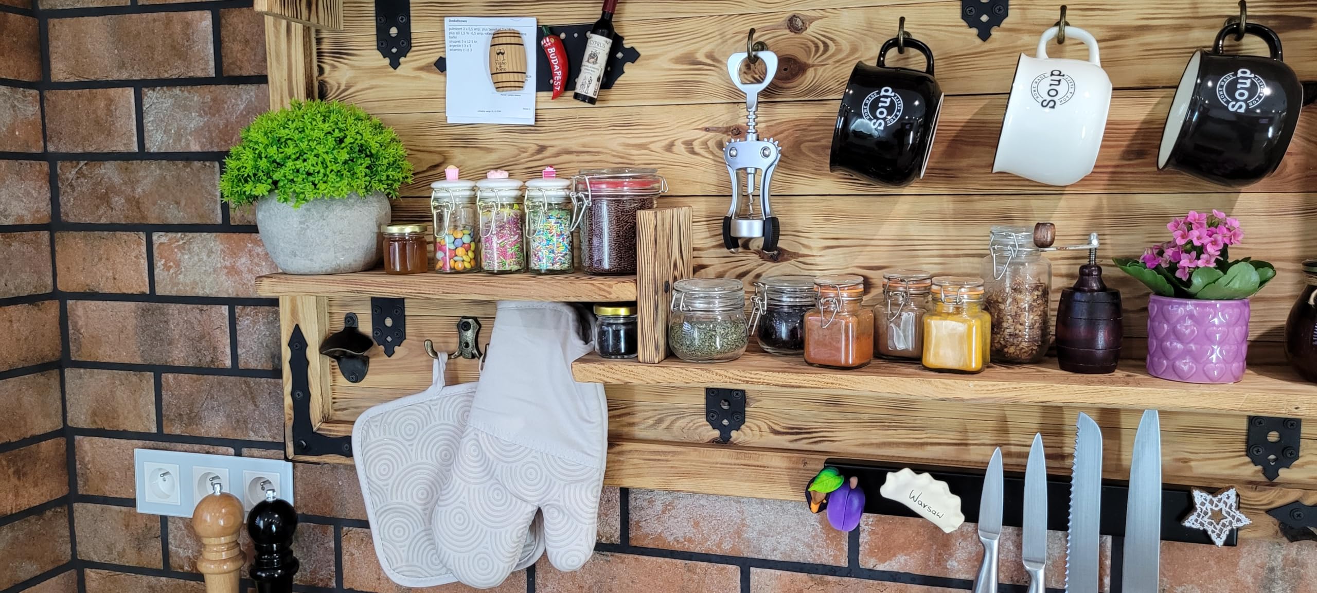 weeco Mensola da appendere, realizzata a mano, portaspezie in legno e accessori in metallo, 113 x 73 cm, mensola da cucina da parete rustica in legno, decorazione da cucina con gadget.