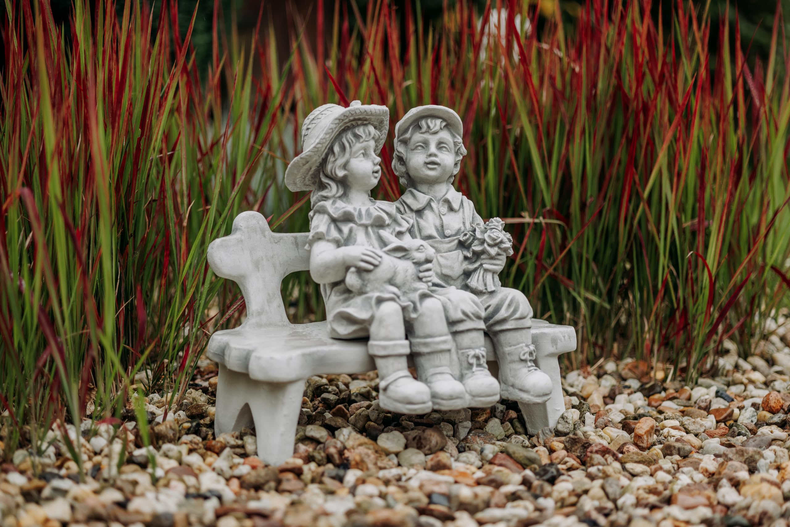 gartendekoparadies.de Chłopiec i dziewczynka na ławce, kamienna figurka wys. 40 cm, 21 kg, szara, odporna na mróz z odlewu kamiennego do użytku na zewnątrz