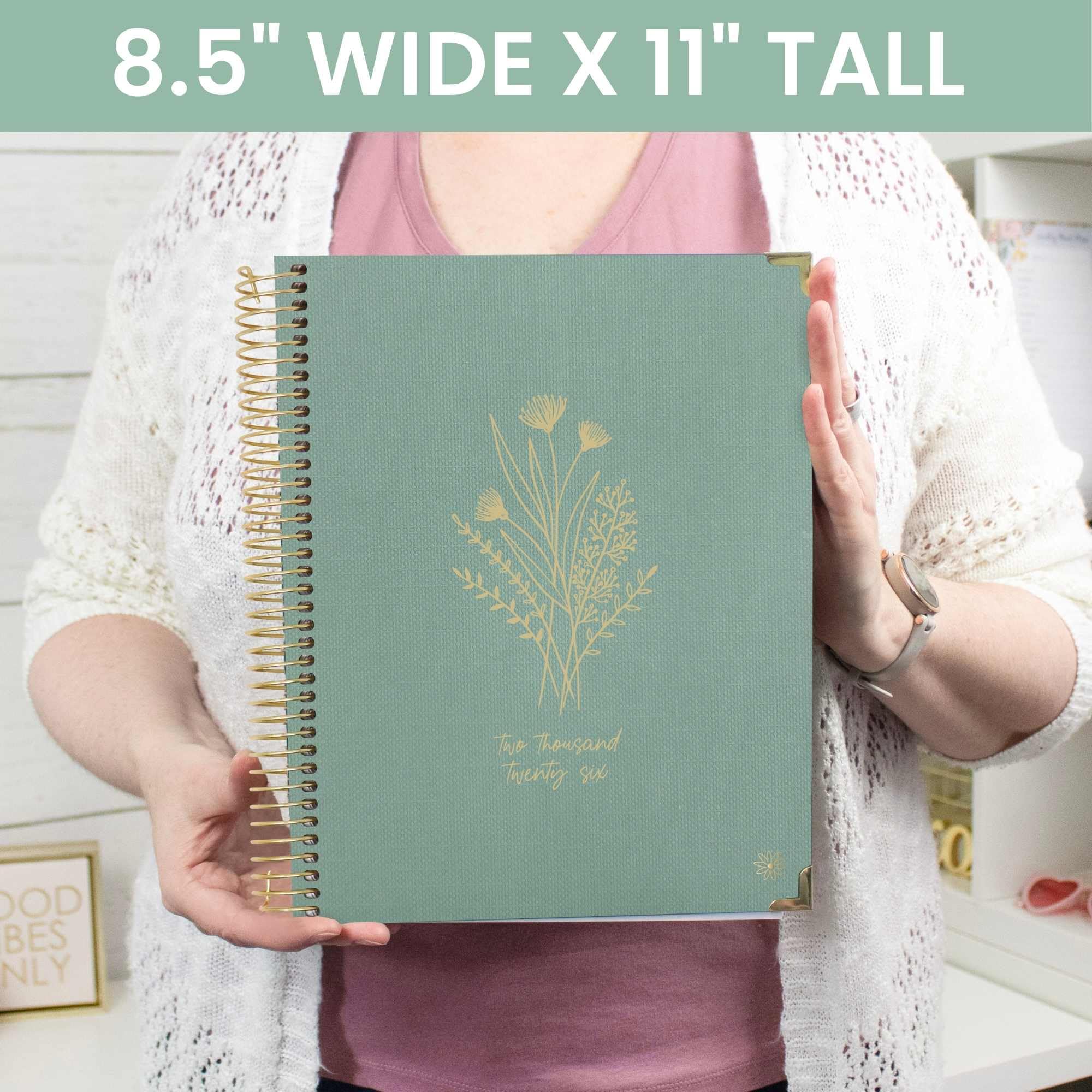 bloom daily planners HARDCOVER Planer 2026 (od stycznia do grudnia) - 21,5 cm x 28 cm tygodniowy i miesięczny organizer z naklejkami i zakładkami - zielony len