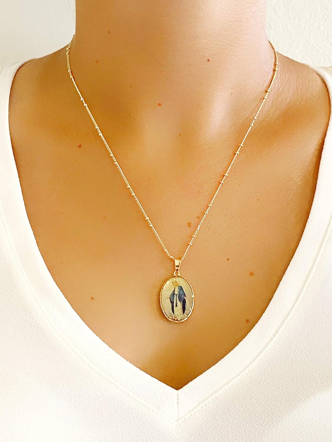 LESLIE BOULES Virgen La Milagrosa Pendant Necklace 18K Gold Plated Chain 18 Inches Length - Image 7