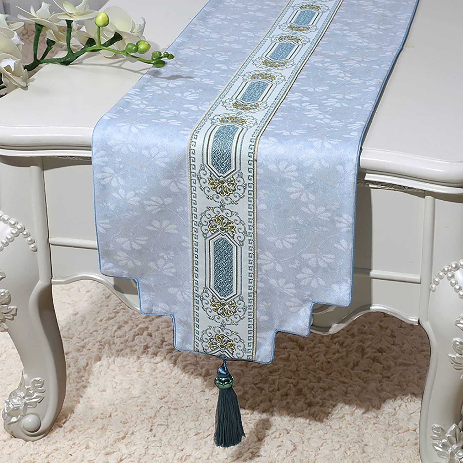Einfache Tischläufer， Burgunderroter Satin, bestickte Blumen, Antikgold, Weihnachten, mit Quasten, rechteckiger Stuhl, Hochzeit(Light blue,33 * 180cm)