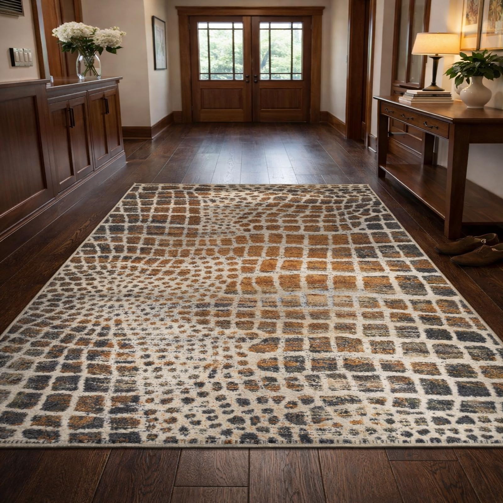 Tapis de salon géométrique marron et noir pour réchauffer votre coin canapé moderne