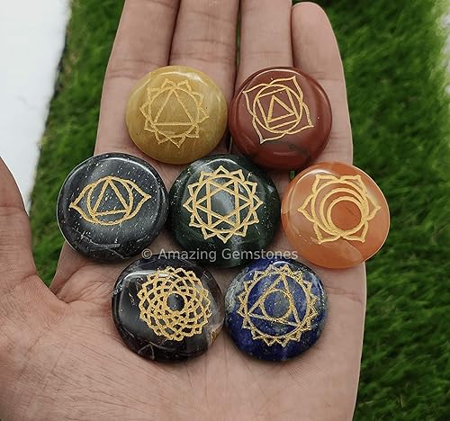 Miniatura 8 de Juego de 7 chakras de cristal curativo de reiki con símbolos de chakra grabados, juego de piedras de palma pulidas para equilibrio de chakras con