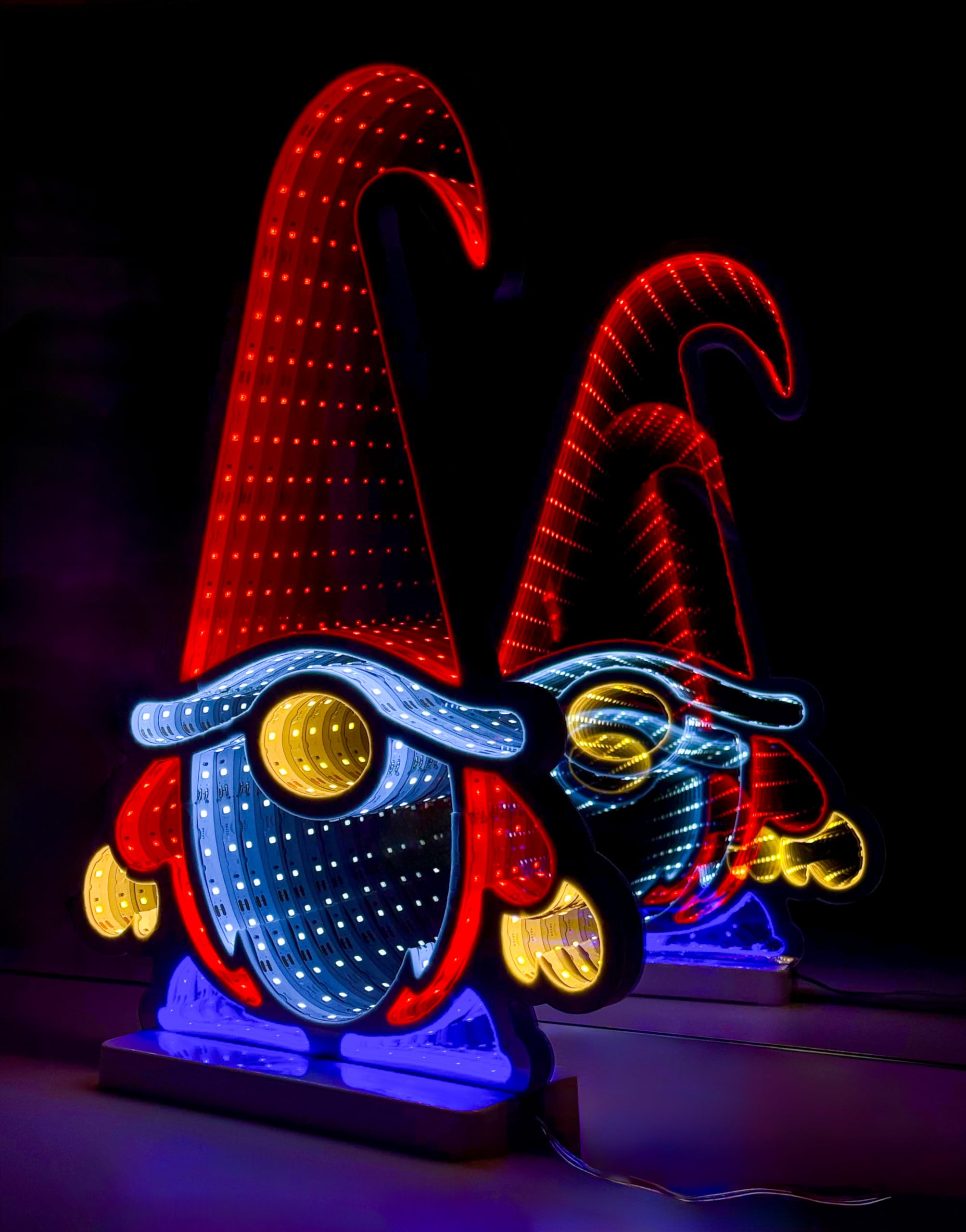 Brandsseller Weihnachtsbeleuchtung mit Infinity-Effekt 29x8x40 cm - LED Dekofigur aus Kunststoff, Timer 6/18h, 3m Kabel, moderne Weihnachtsdeko für Innen - Wichtel mit Armen