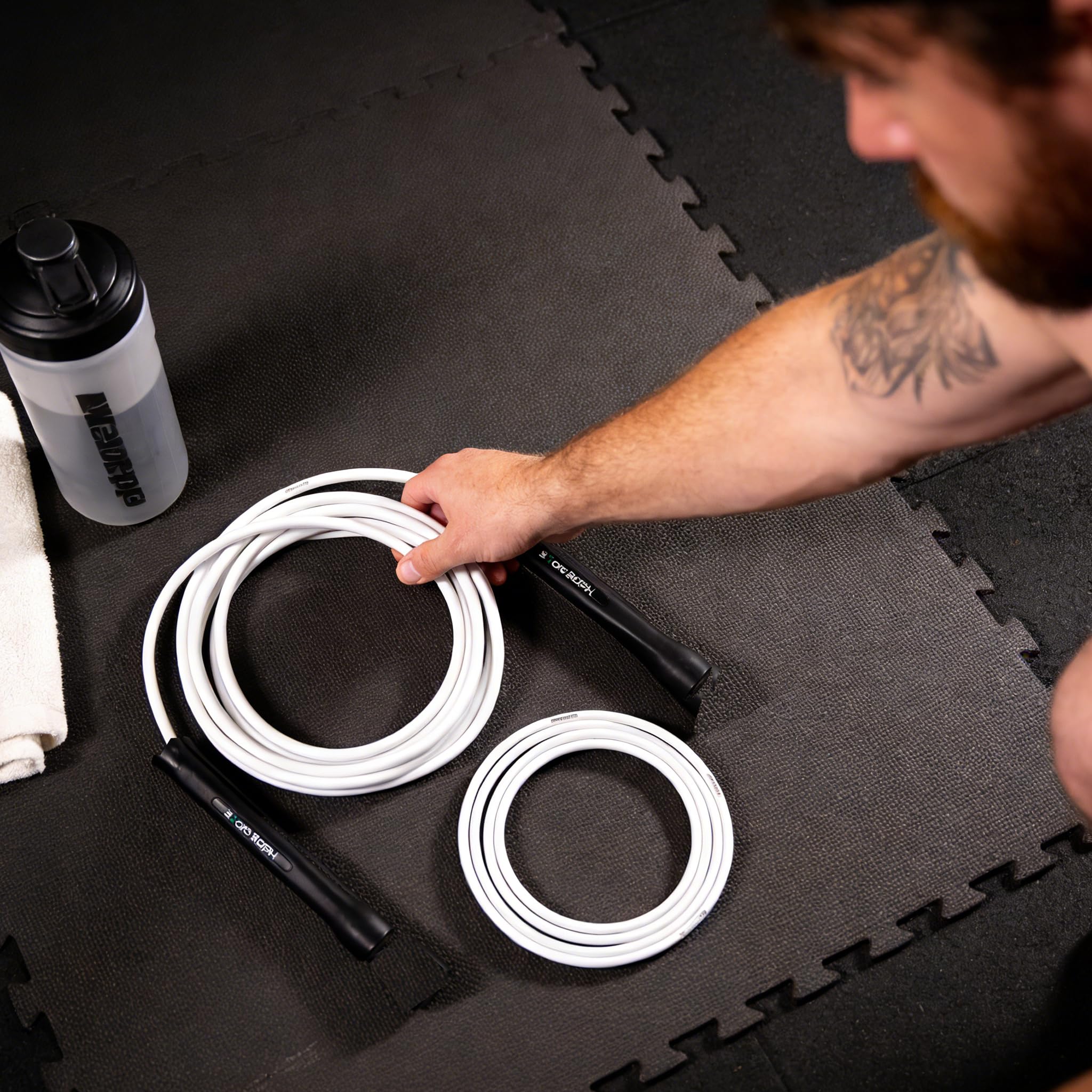 HEREROPE Regulowana skakanka fitness 5 mm z PCW – nietłukące się uchwyty, nie zgina się, trwała, dla mężczyzn i kobiet, do treningu wewnątrz i na zewnątrz