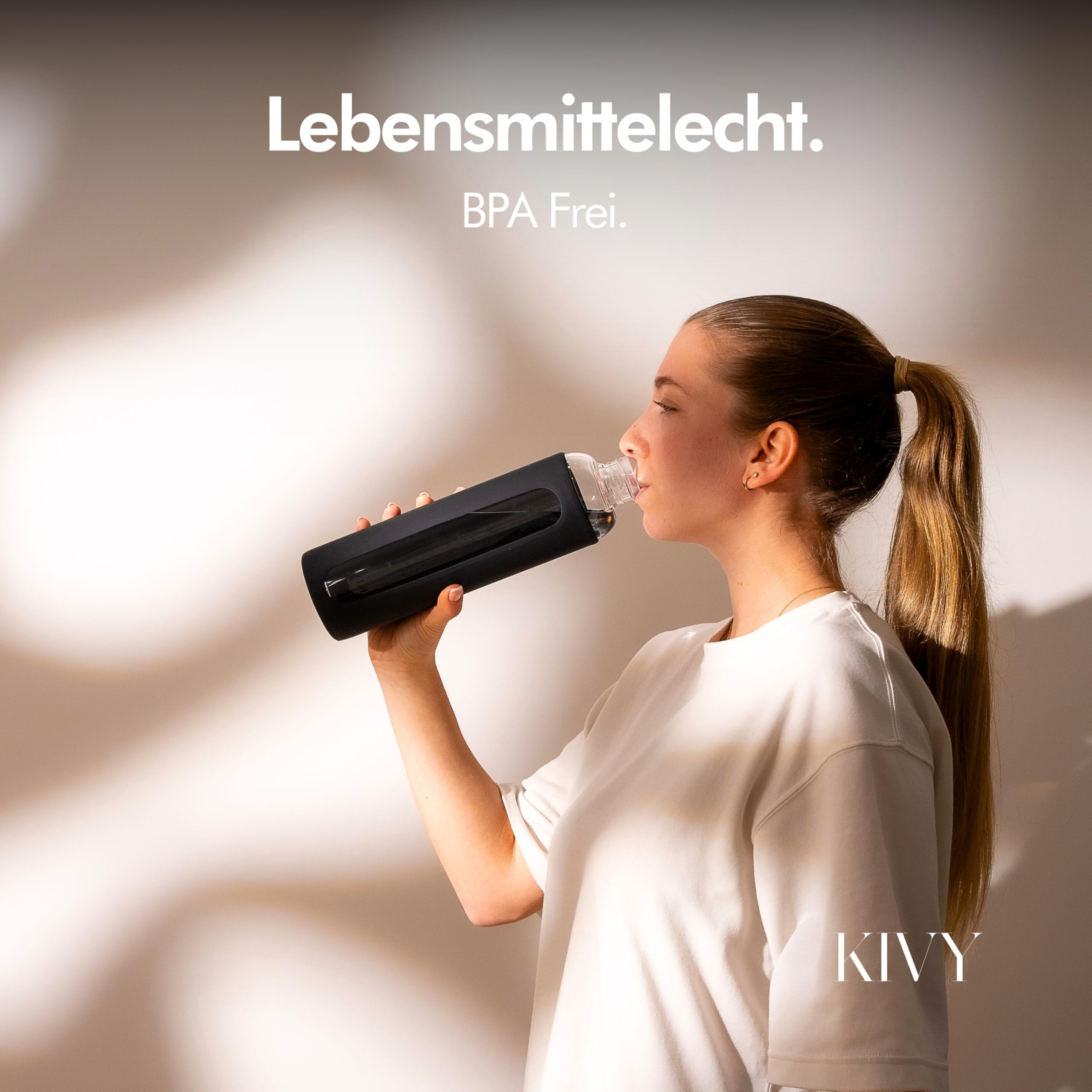 KIVY Glas Trinkflasche 1l mit Silikonschutz [KOHLENSÄURE GEEIGNET] Glasflasche 1 Liter - Wasserflasche 1l mit Messskala - Schlanke Glas Wasserflasche Ästhetisch - Auslaufsicher & Spülmaschinenfest