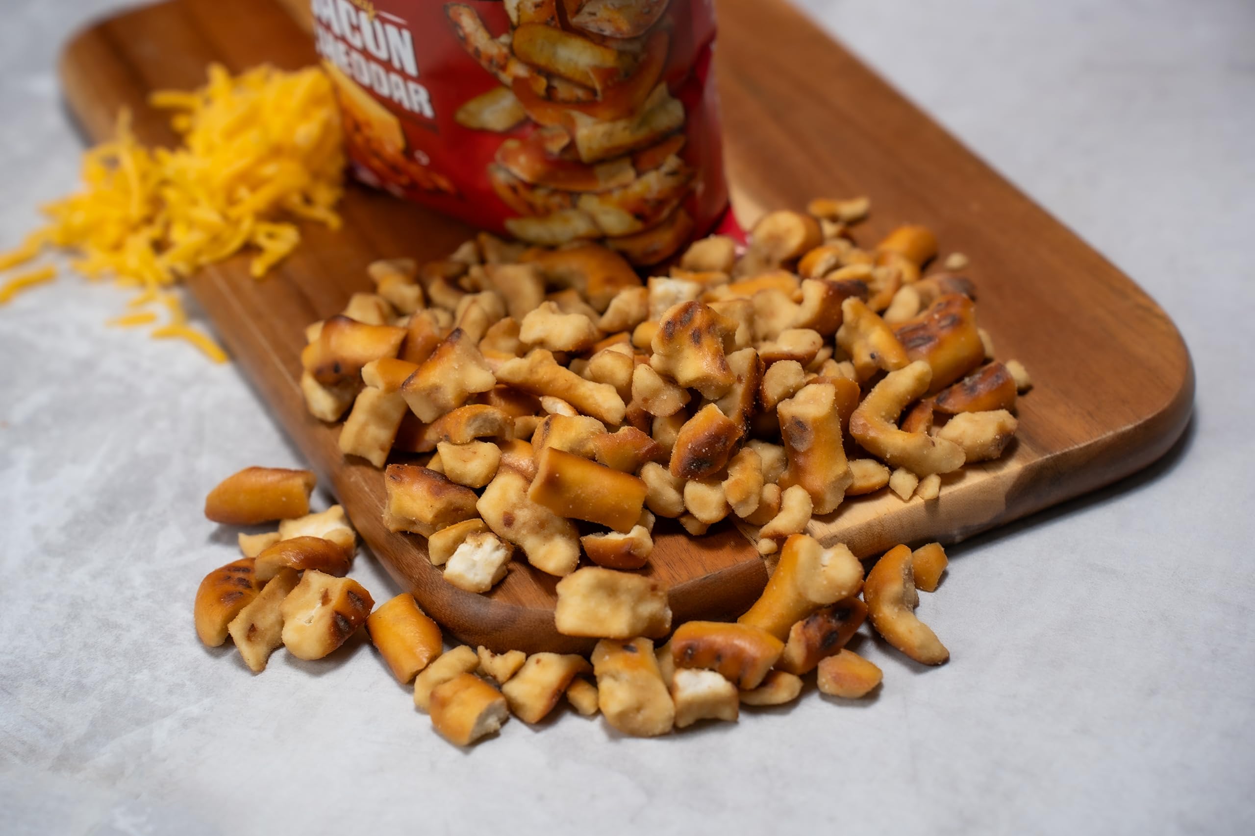 Pretzel Pete Pretzel Pieces - Smokey Bacon Cheddar, Leckeres Bretzelgebäck – Salziger Knabberspaß - (8x160g)