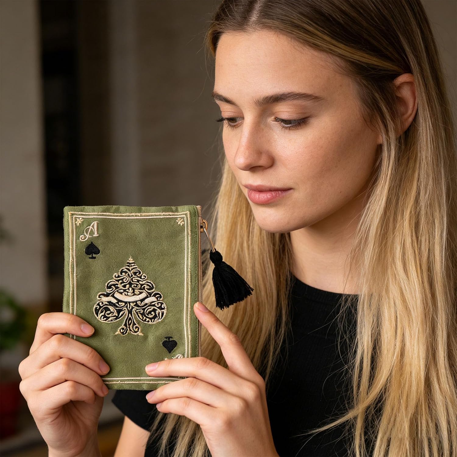 Artistic Embroidered Pattern Portable Wallet for Storing Keys Coin Jewelry Playing Cards Polyester Bag Polyester Storage Bag with Embroidery