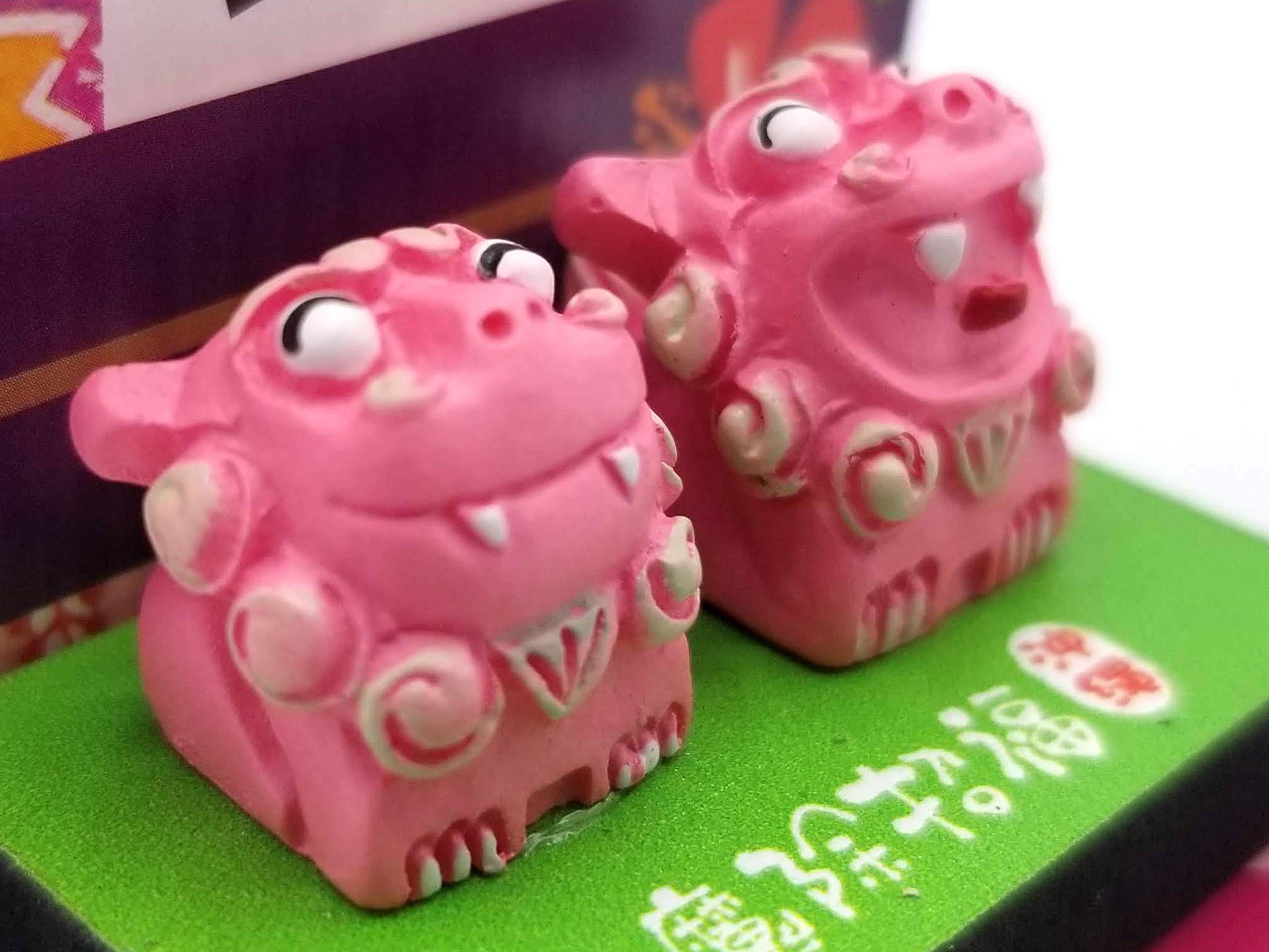 沖縄　ピンクシーサー風置物 2体セット Amazon.co.jp: 沖縄土産 シーサー 置物 ミニ 玄関 ペア ガラスシーサー