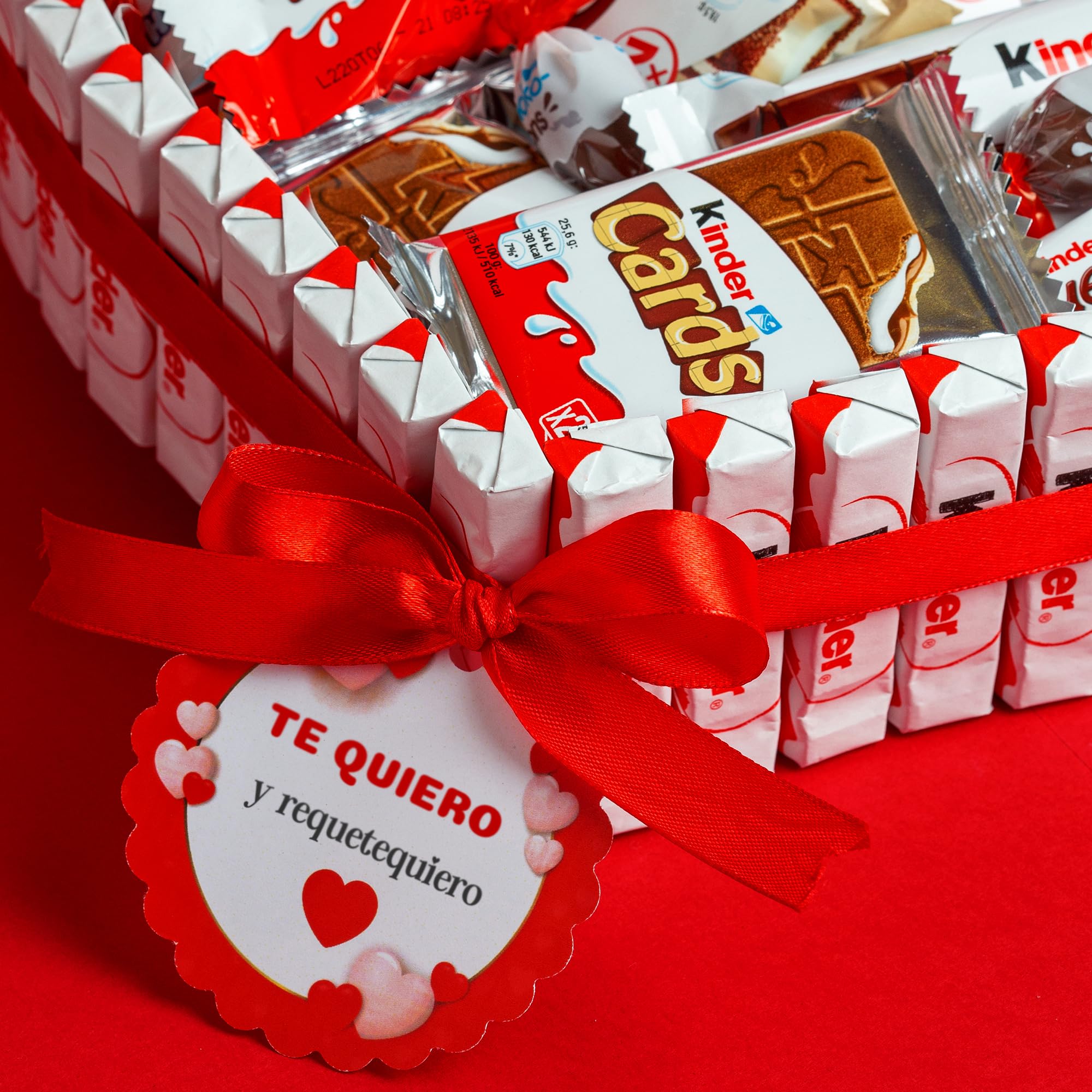 Onza. Cesta regalo de dulces Kinder Bueno. Tarta de chocolates originales para regalar que contiene Kinder bueno, Chocobons, Kinder happy hippo, Kinder chocolate