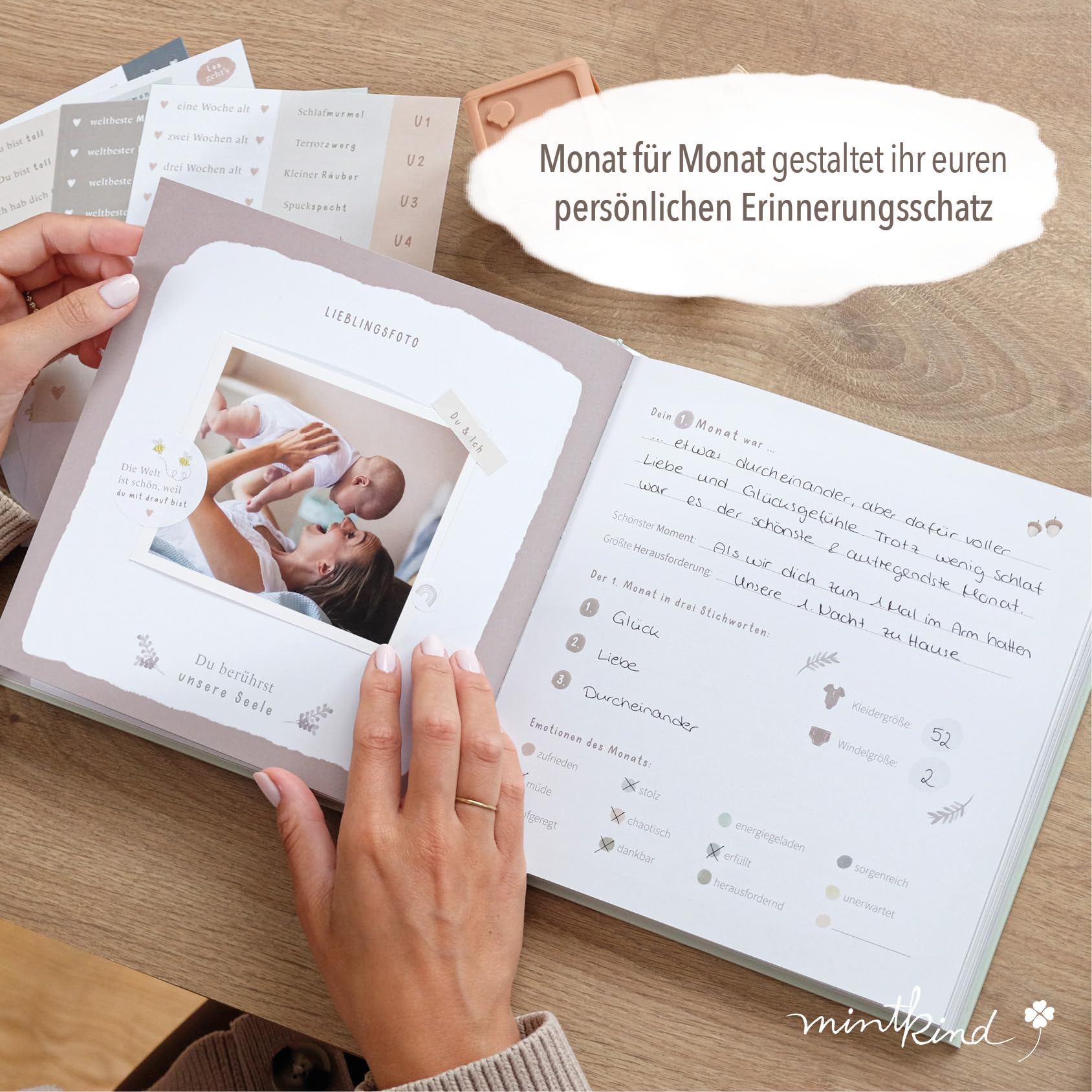 mintkind® Mein erstes Jahr Babyalbum Salbei – sanftes Babytagebuch mit 176 Seiten und Sticker-Set für ruhige Erinnerungen im ersten Lebensjahr, hochwertiges Hardcover 21 x 21 cm
