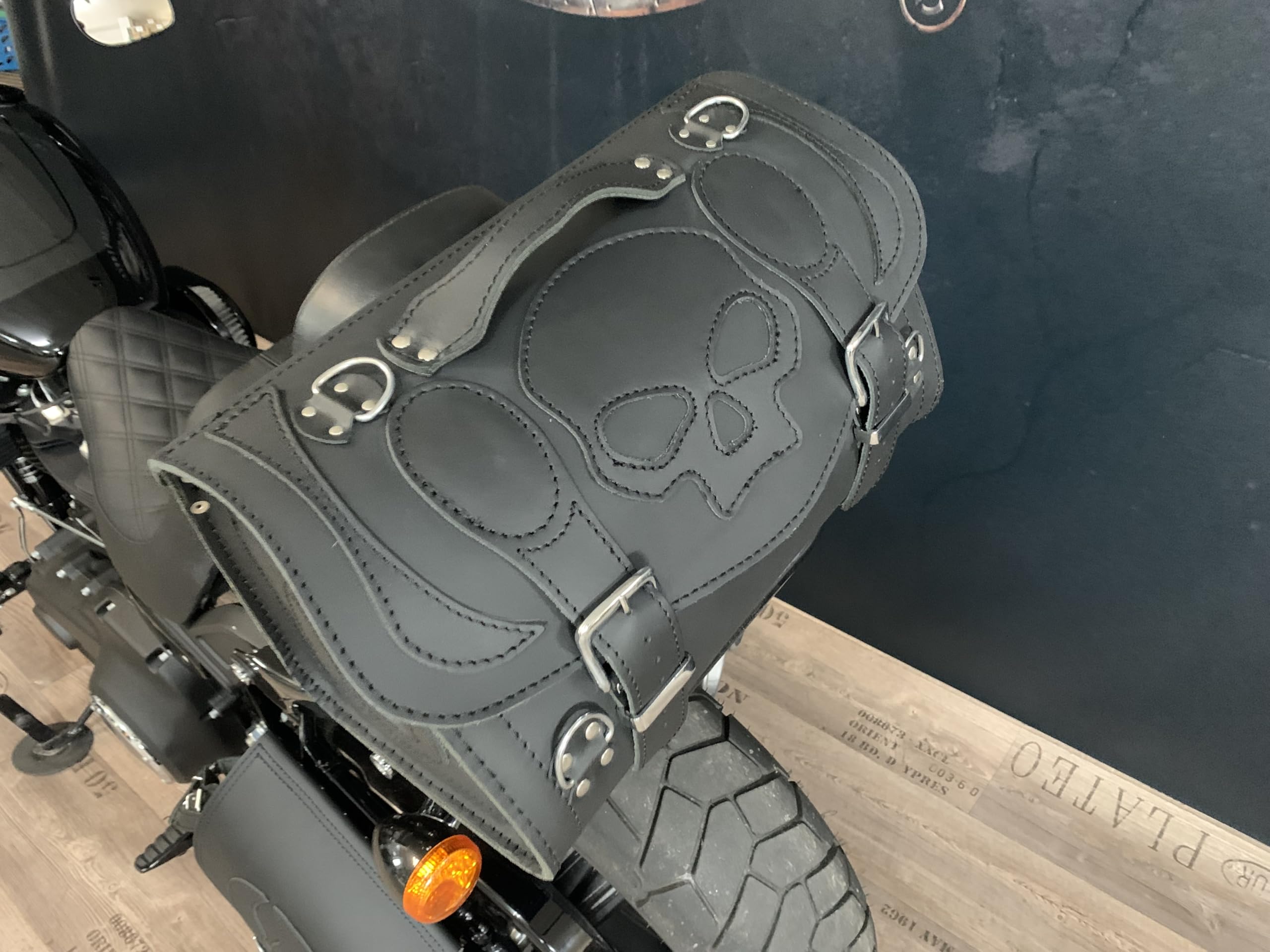 Devil Skull schwarz Gepäckkoffer kompatibel mit Harley Davidson XS Sissybar Koffer Rolle Roller Vespa Moped Motorrad HD Lederkoffer Gepäckträger Heckkoffer Chopper Custom schwarz