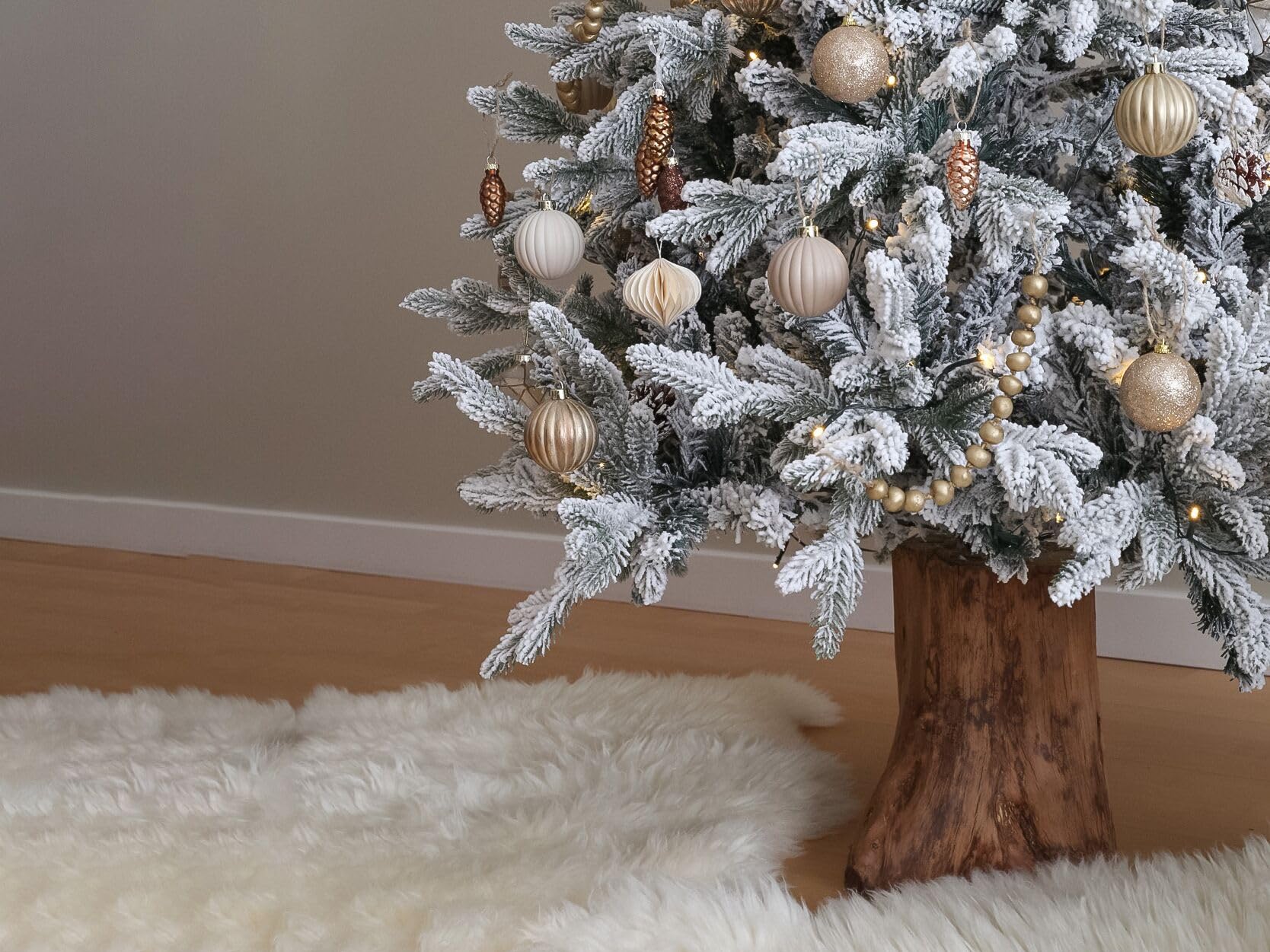 Sapin de Noël Artificiel Effet Neige 120 cm Idéal avec Branches Facilement Ajustables Aspect Naturel et Réaliste Parfait pour Tout Intérieur Beliani