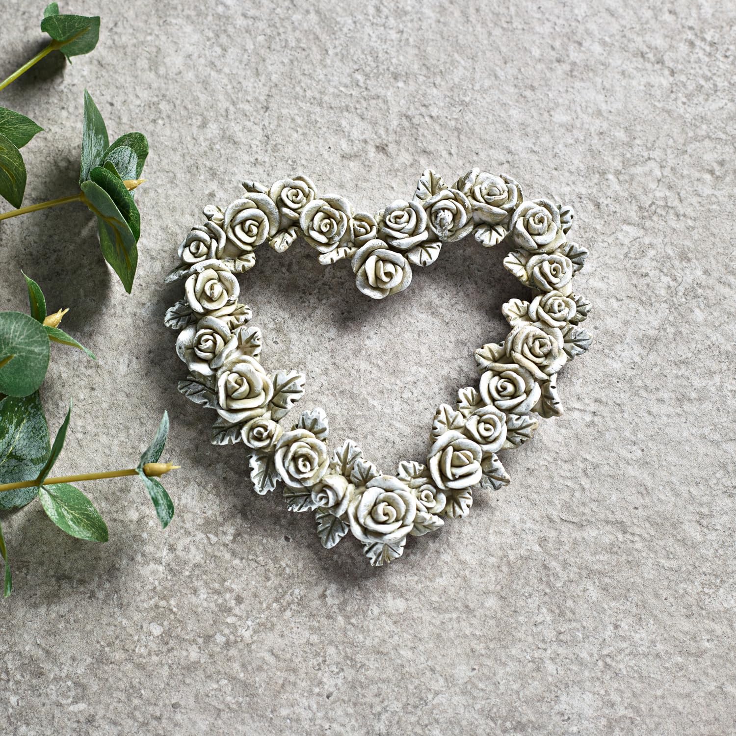3 Pagen® Grabschmuck Rosen-Herz – Gedenkstein in Herzform – stilvolle und Zeitlose Grab-Dekoration – Robustes Material ideal für den Einsatz im Innen-& Außenbereich – Dekoherz aus Rosen