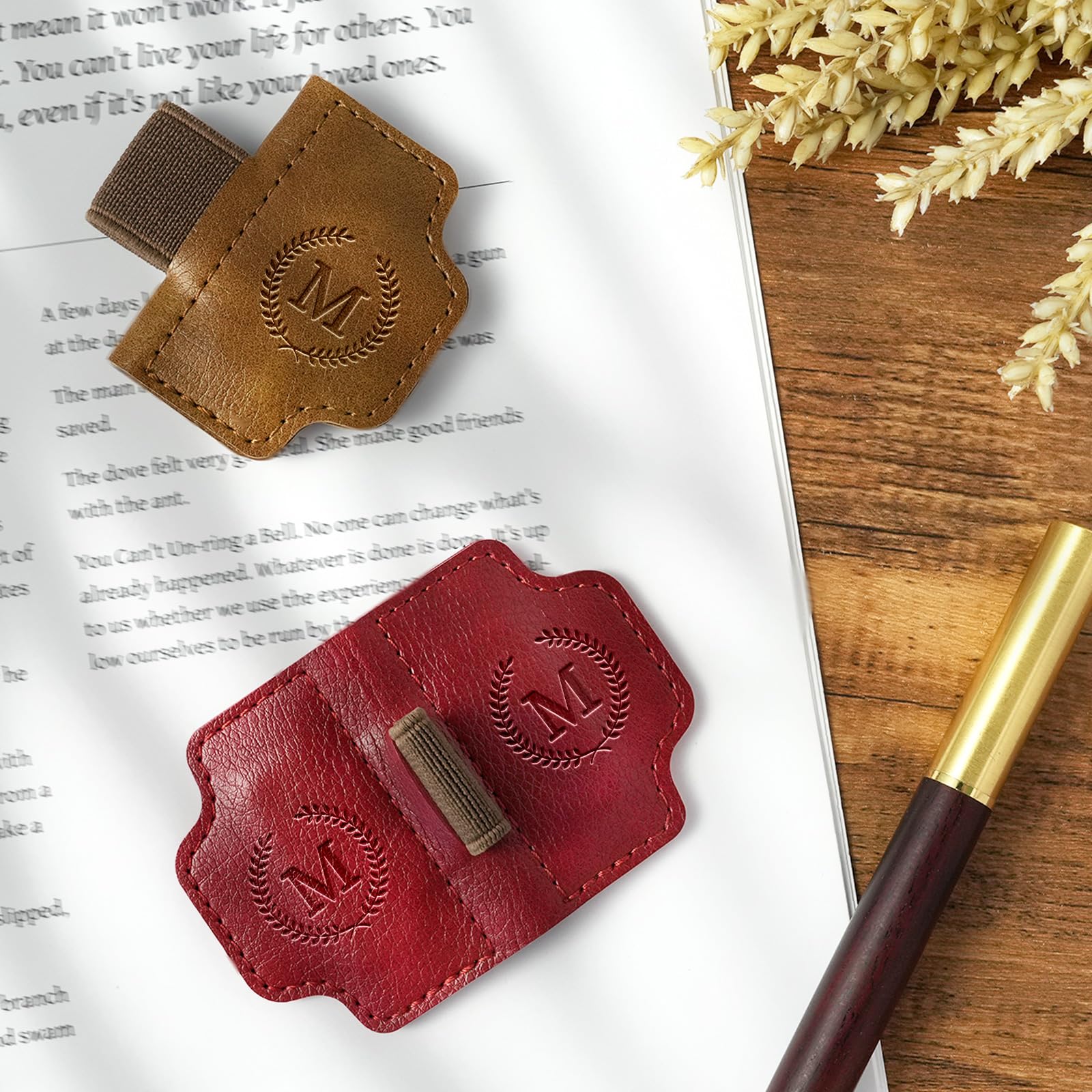 BygoneMark Spersonalizowana magnetyczna skórzana zakładka z uchwytem na długopis – personalizowany grawerunek z inicjałem, wyjątkowy prezent dla miłośników książek, czytelników, podróżników
