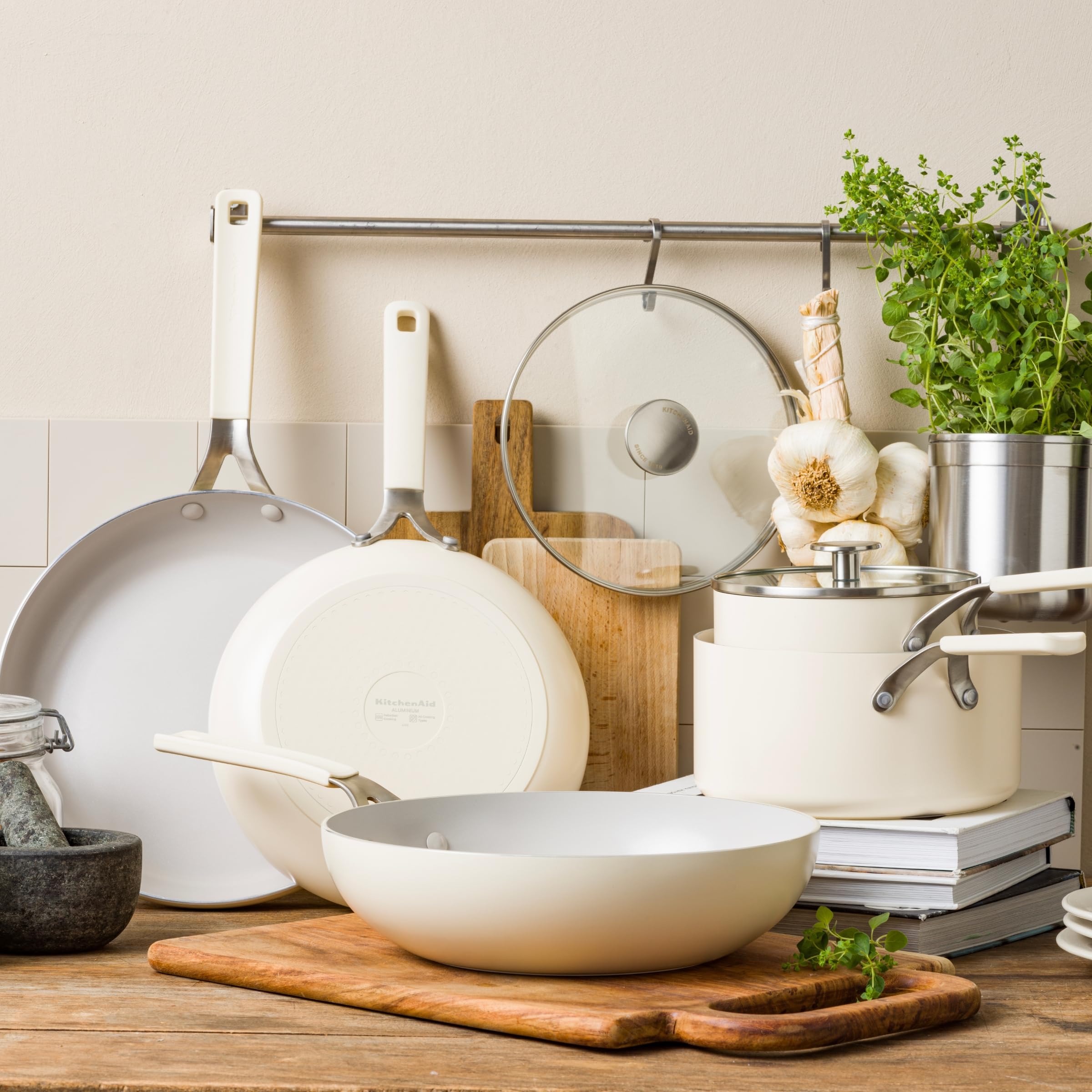 KitchenAid Aluminium Wok Ceramica Antiaderente, 28 cm/3,69 L, Senza PFAS, Compatibile Induzione, Manico Acciaio Inox, Adatto Forno, Lavabile Lavastoviglie, Crema