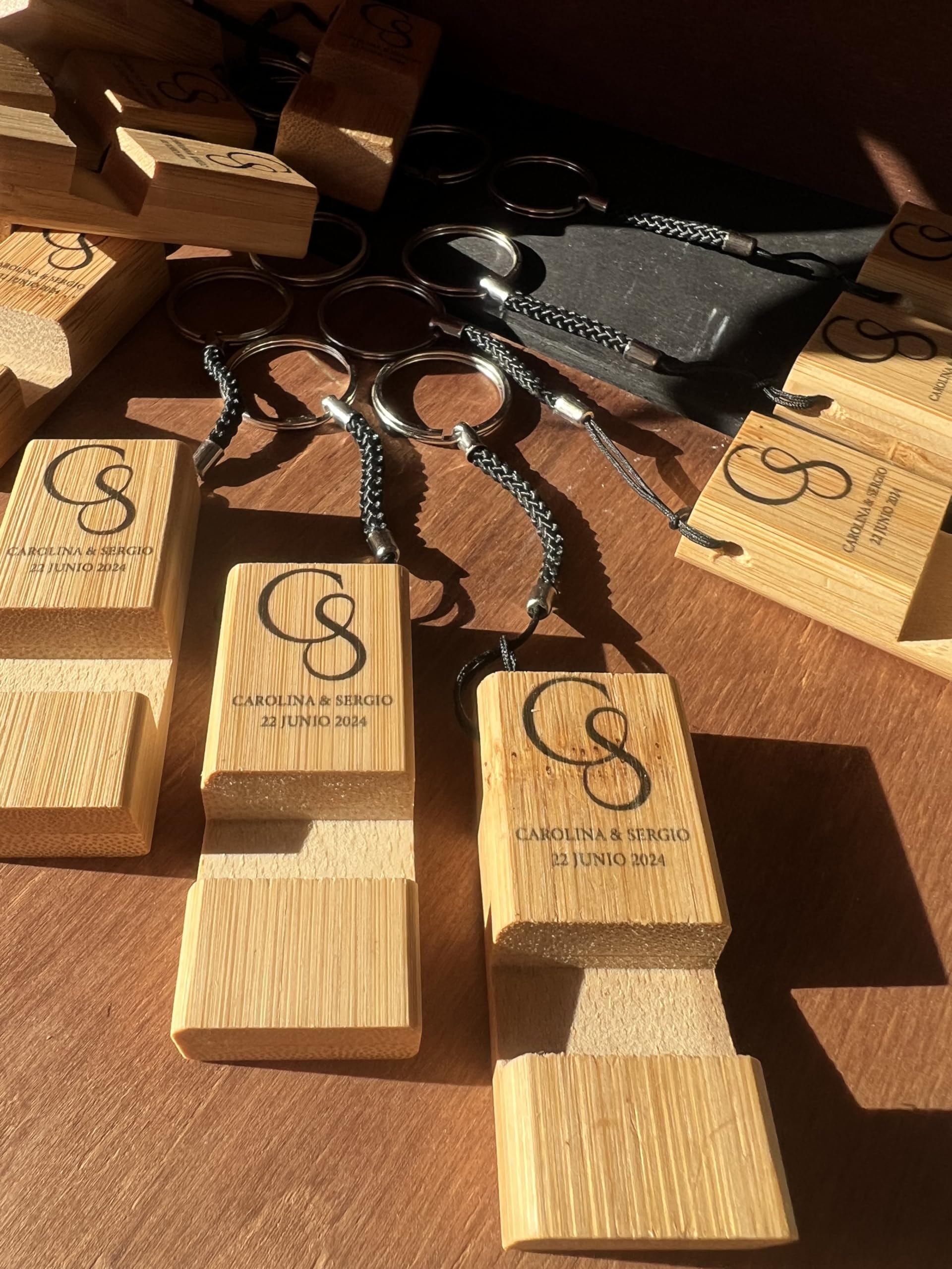 Uvimark - Set 25 Llaveros Personalizados Soporte Móvil Madera para Eventos