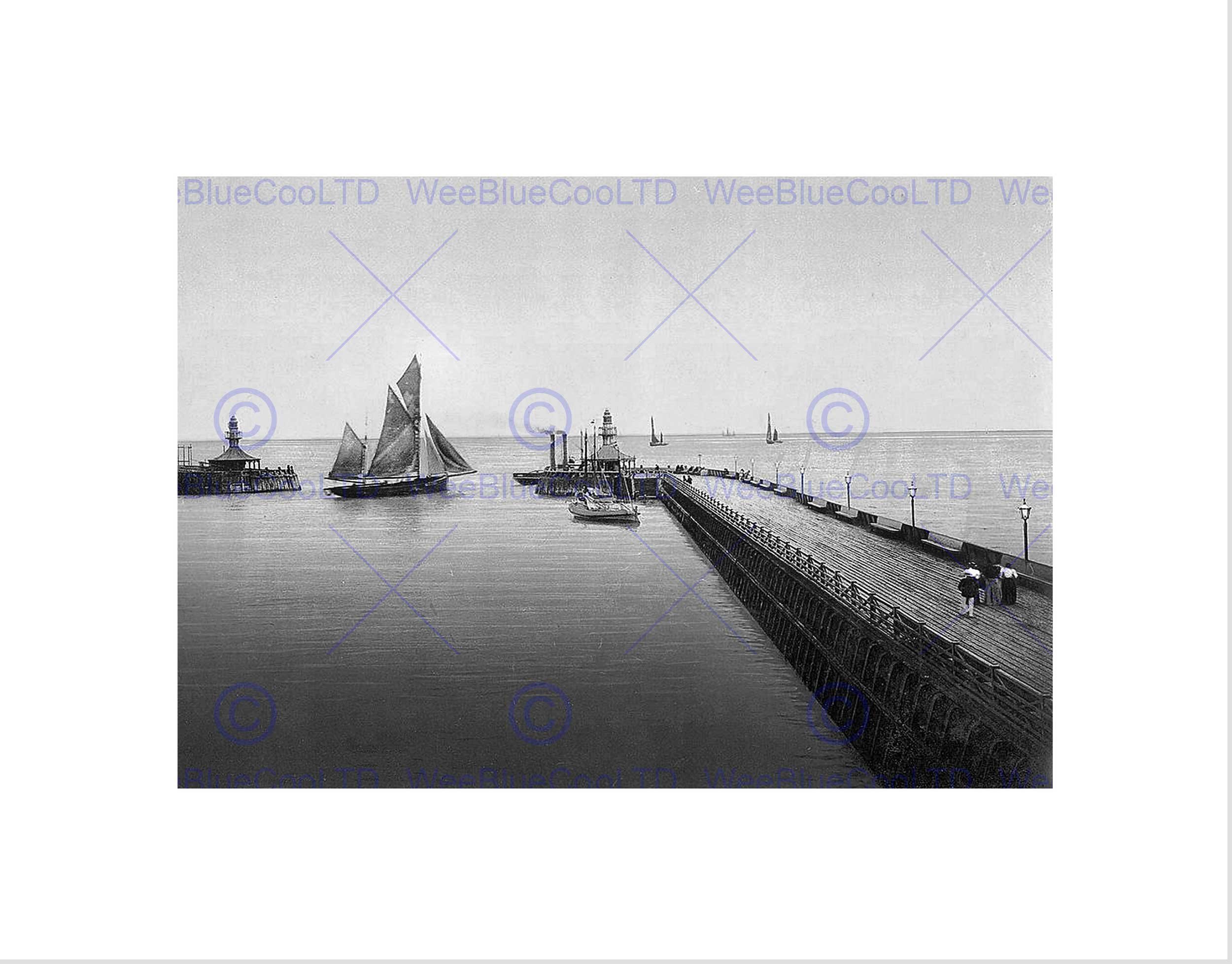 Wee Blue Coo PIER LOWESTOFT VINTAGE HISTORY OLD BW BLACK FRAMED ART PRINT PICTURE B12X570