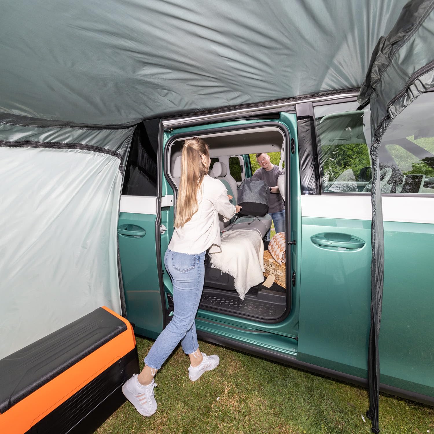 Skandika Auvent pour Bus Pitea Dome | Autoportant, pour 2-4 Personnes, Hauteur 2,2 m, Surface 10,4 m², 3 entrées, moustiquaire, Colonne d'eau 3000 mm | Tente pour Voiture, Bus, Van, fourgonnette