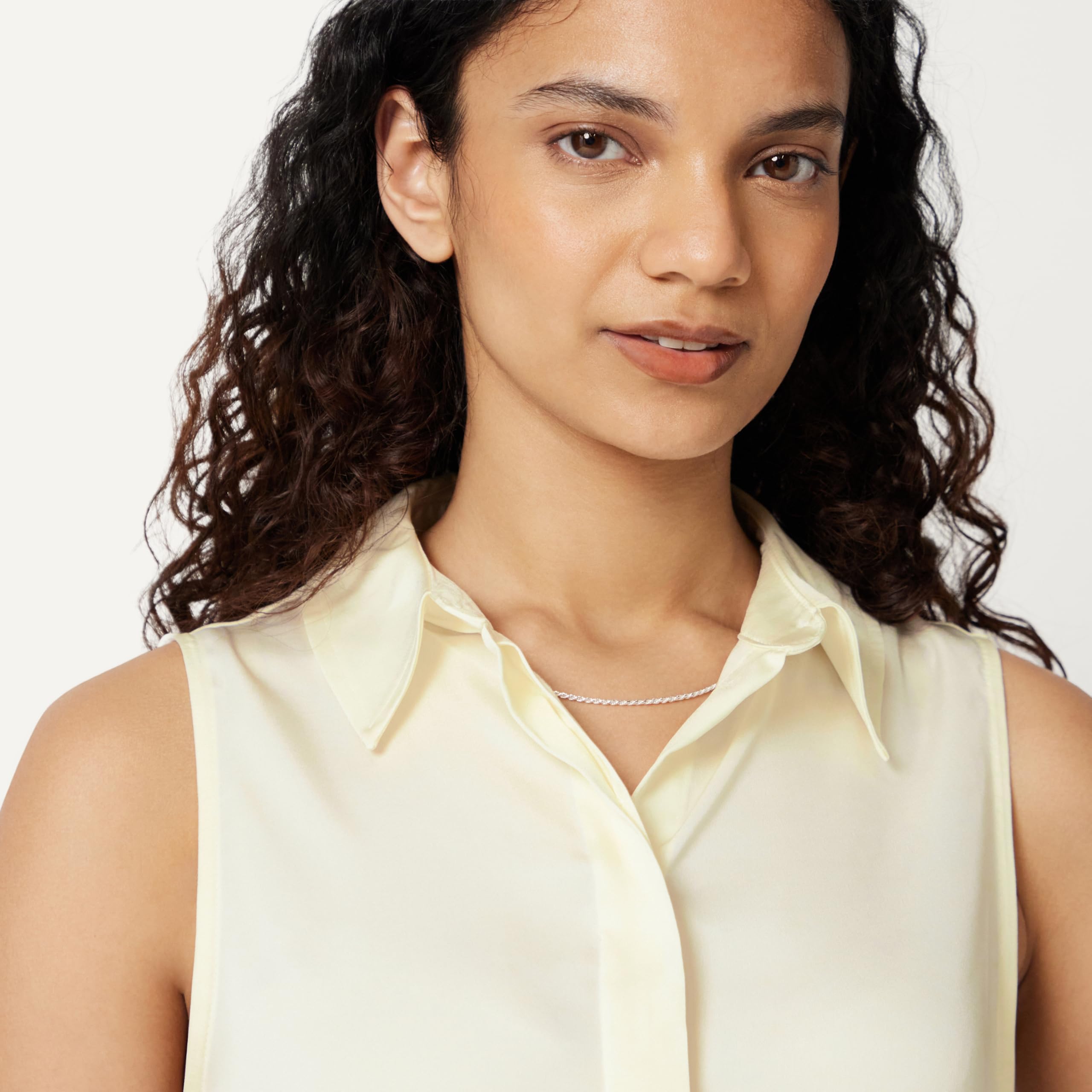 Amazon Essentials Femme Chemisier boutonné sans Manches, Coupe Classique