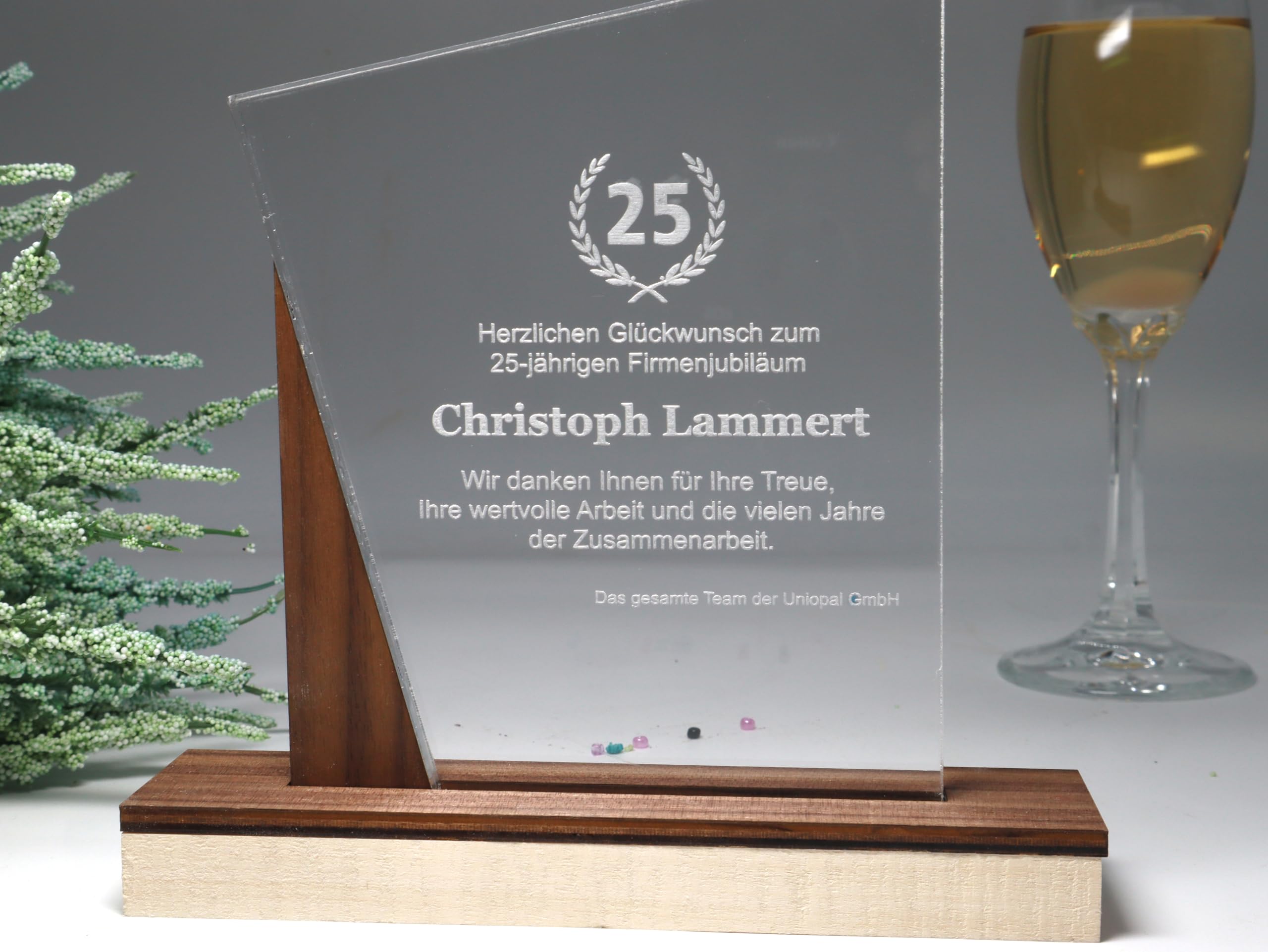 Elegante Trophäe aus Acrylglas mit Nussbaum – Individuelle Gravur – Moderne Auszeichnung & Award