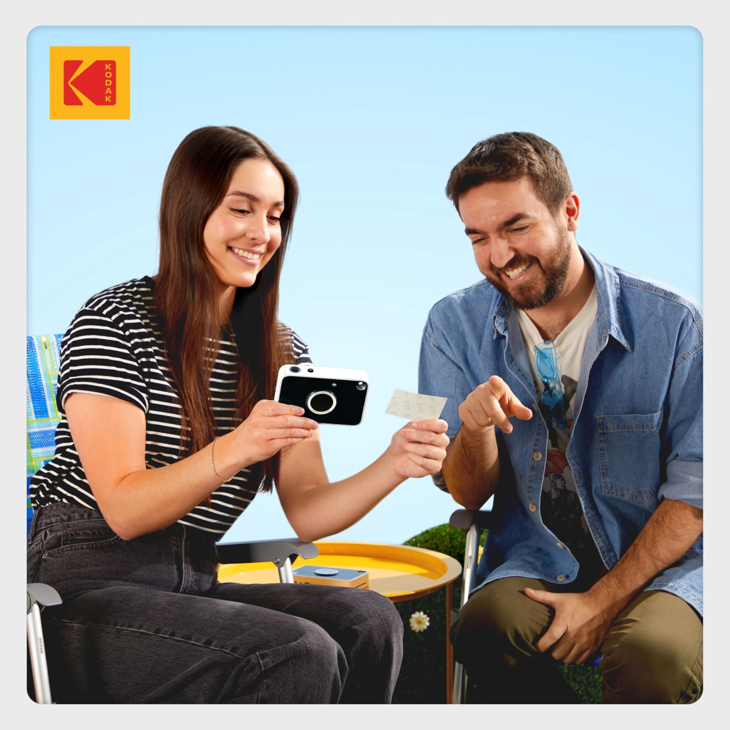 KODAK Printomatic+ Fotocamera Istantanea 10MP Kit Iniziale con Custodia, RGB LED e Carta Adesiva Zink 20pz – Nero