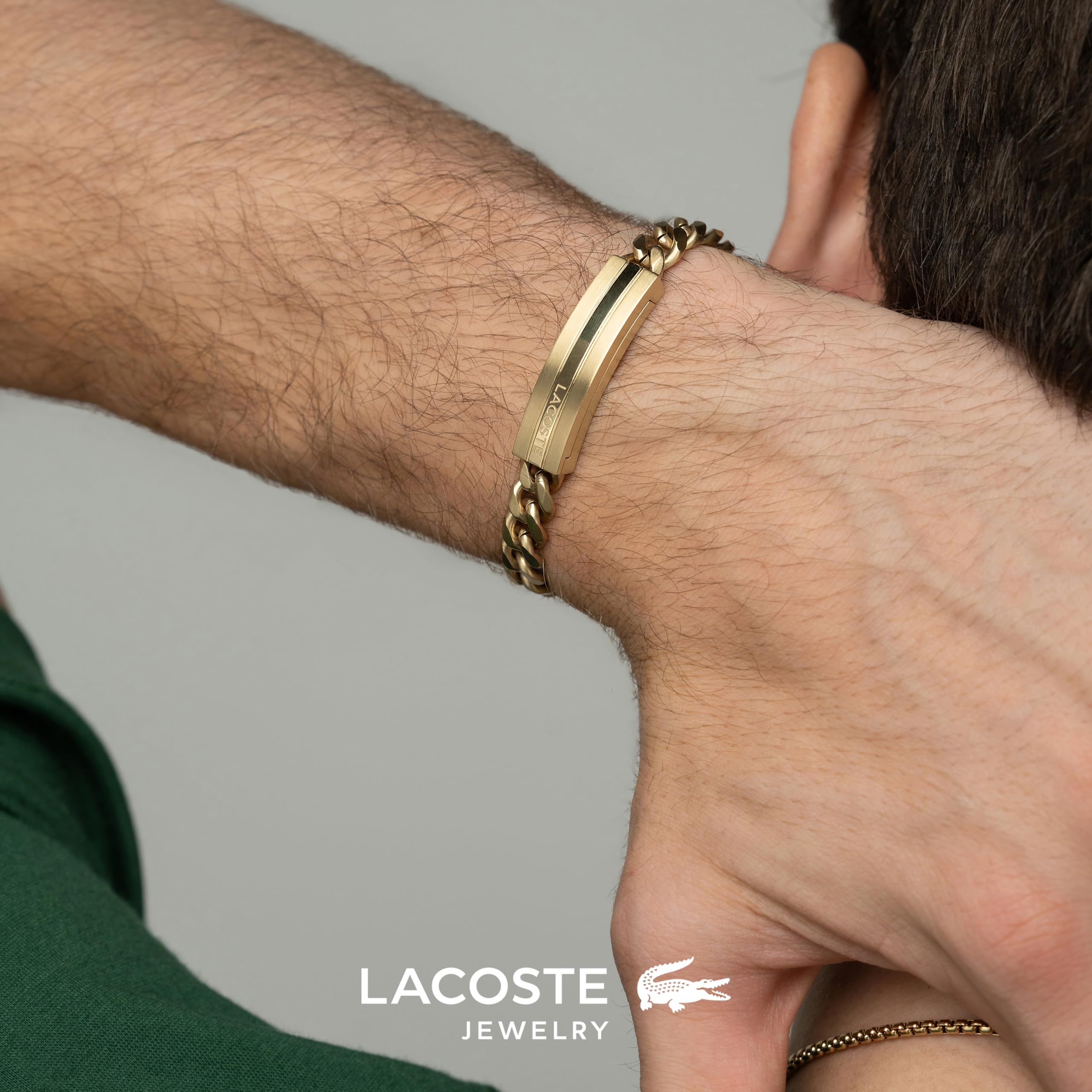 Lacoste Braccialetto a Catena da Uomo Collezione ADVENTURER in Oro Giallo con una Placca Incisa - 2040092