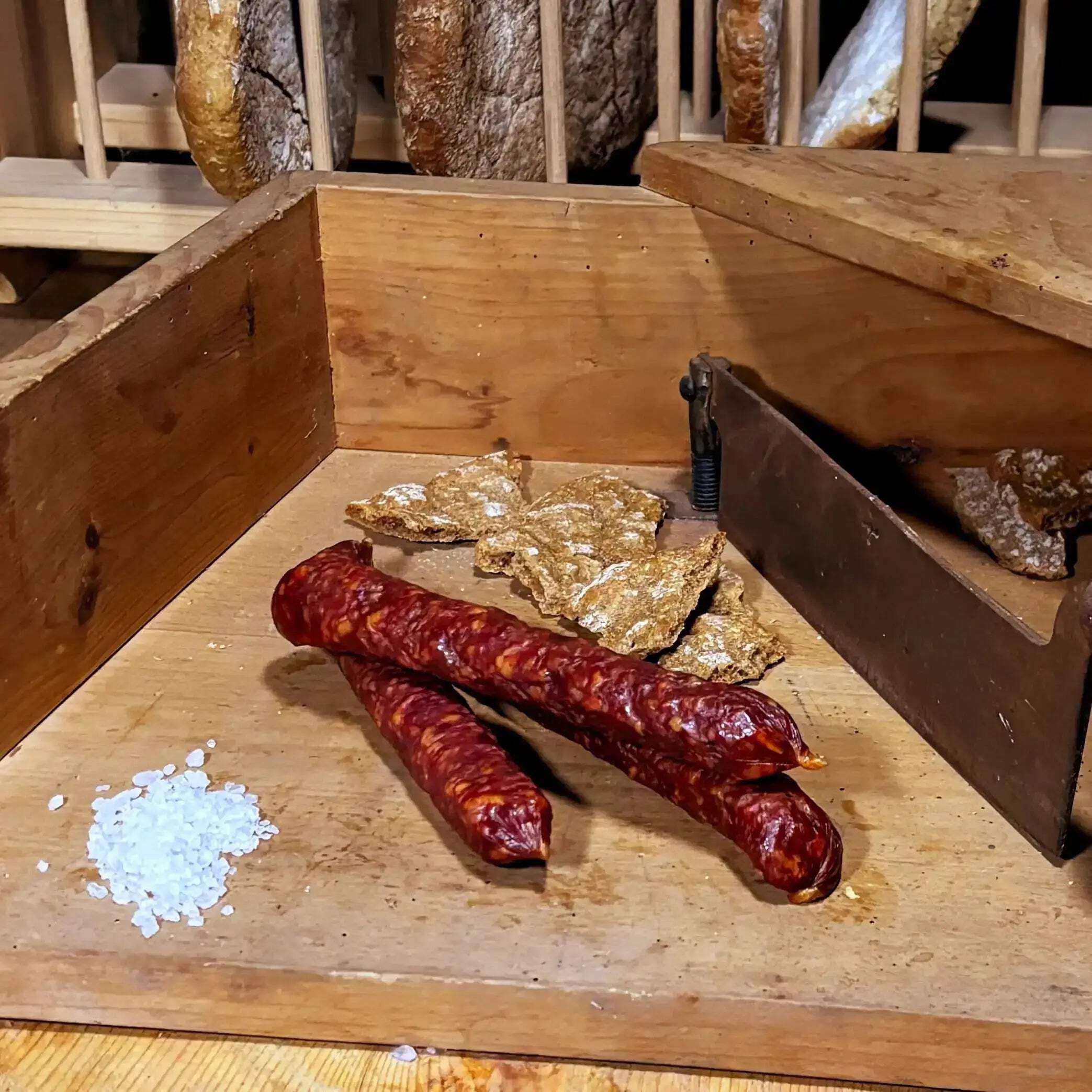 Gourmet Degustationspaket – Südtiroler Spezialitäten Paket – Speck, Salami, Kaminwurzen handwerklich hergestellt & traditionell veredelt