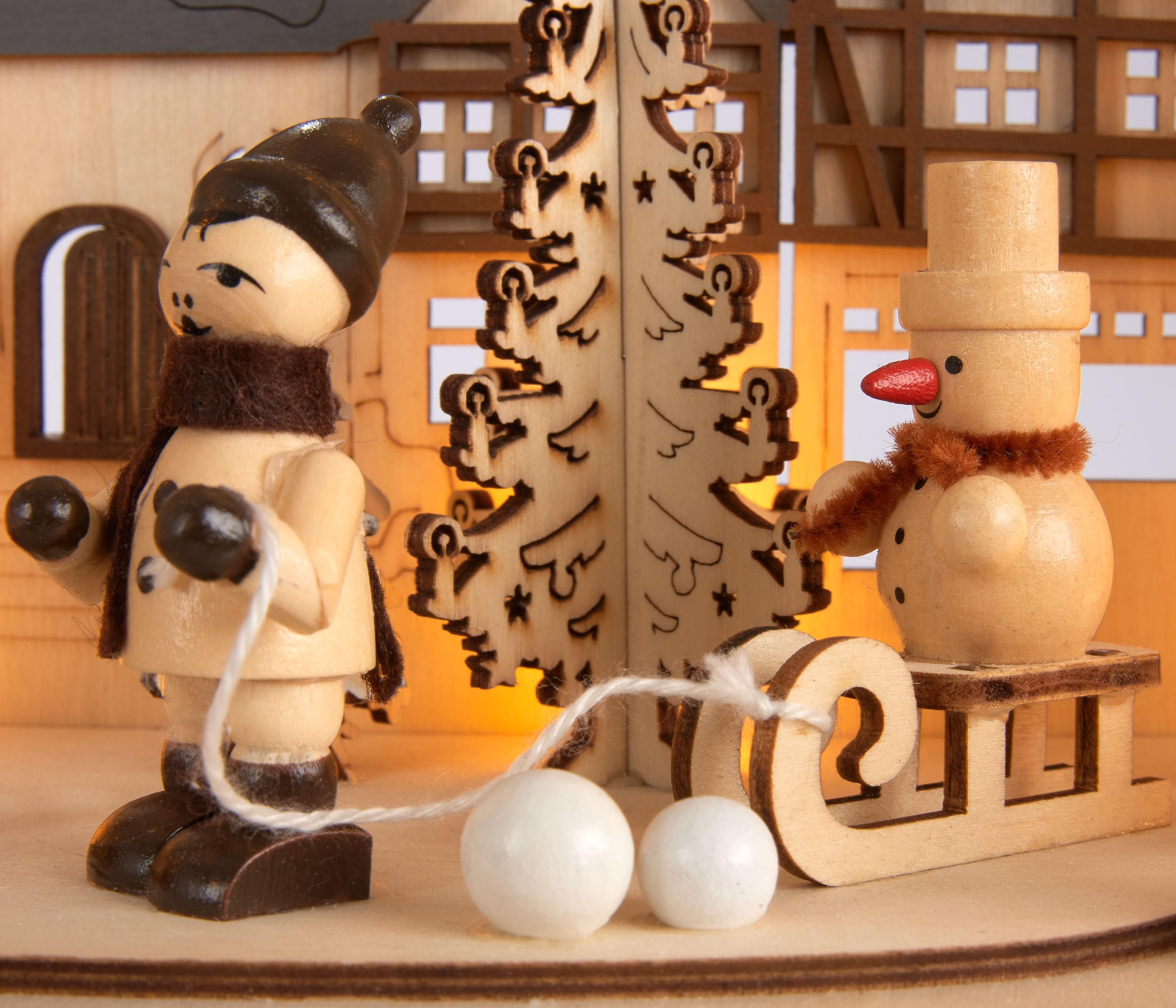 Brubaker 3D Lichterbogen - LED Schwibbogen - Großes Weihnachtsdorf 2026 - Weihnachtsbeleuchtung aus Holz Natur - 27 x 45 x 12 cm - Handbemalte Figuren - Weihnachtsdeko für Tisch & Fenster