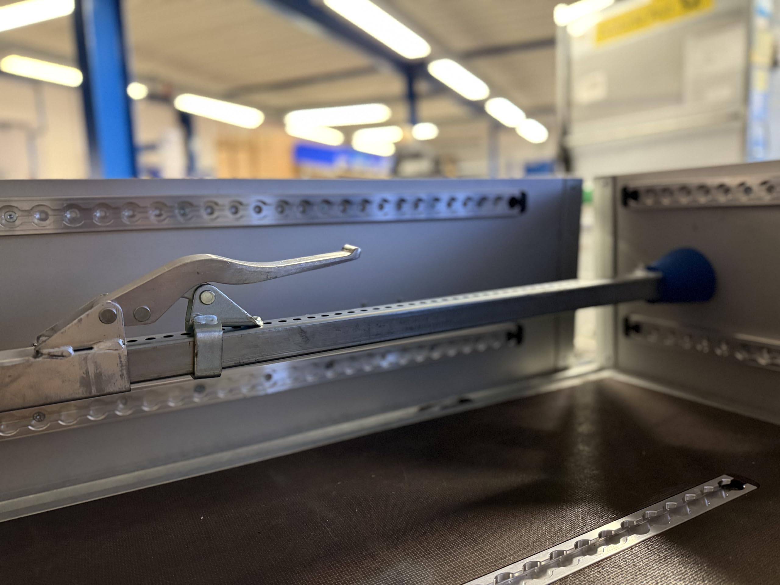 Barra di bloccaggio quadrata di sicurezza del carico per furgone, accessori per trasportatore, campo di applicazione: 1,90-2,80 m, asta in acciaio zincato