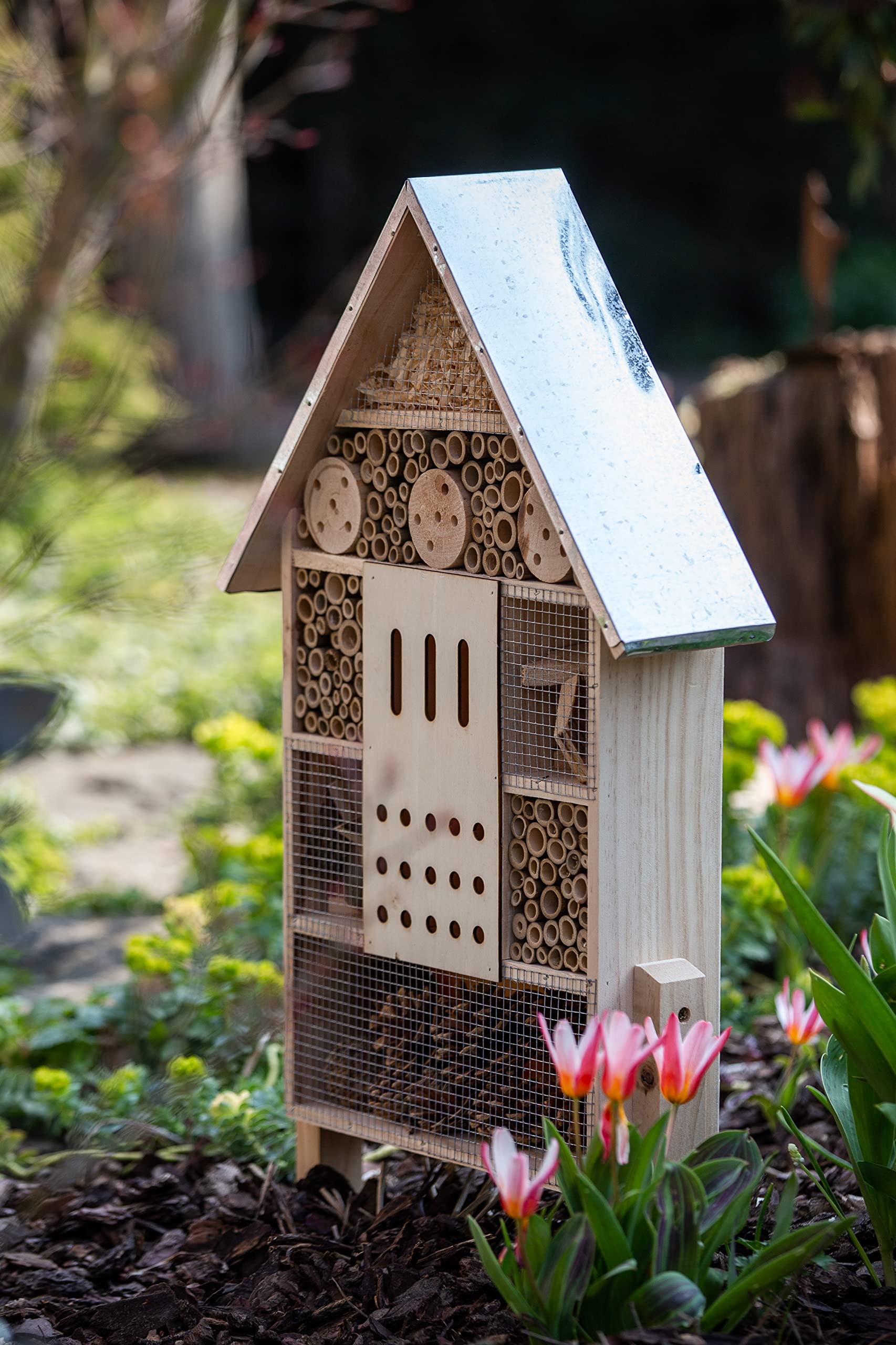 CULT at home Hôtel à Insectes XXL sur Pied – avec Piquet – Hauteur Totale 77 cm – Grande Maison pour bourdons, Abeilles Sauvages, Abeilles et coccinelles ; nichoir et décoration pour Le Jardin et Le