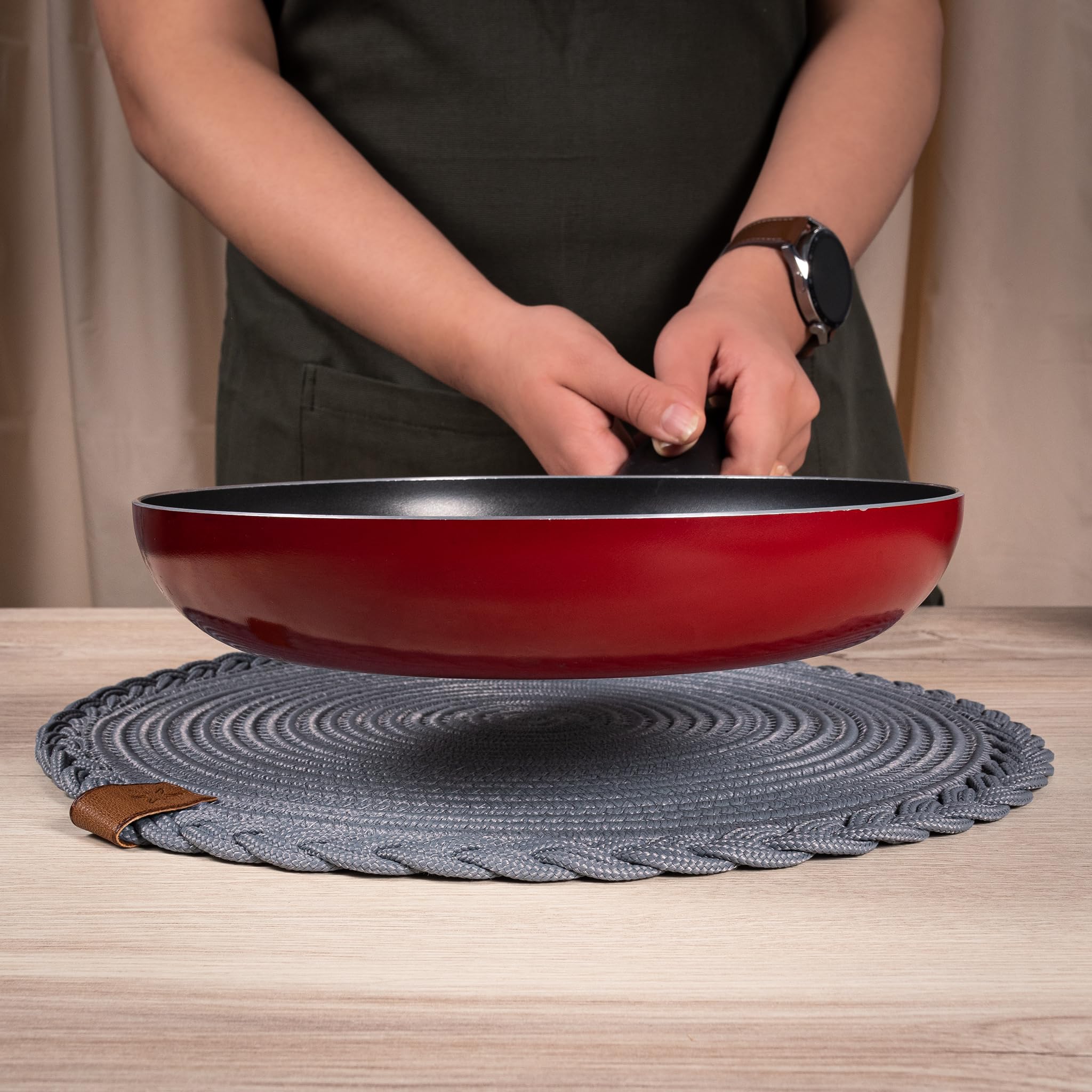 Lot de 4 sets de table gris 32 cm en coton tissé, lavables, résistants à la chaleur, décoration de table faits à la main pour Noël et la maison