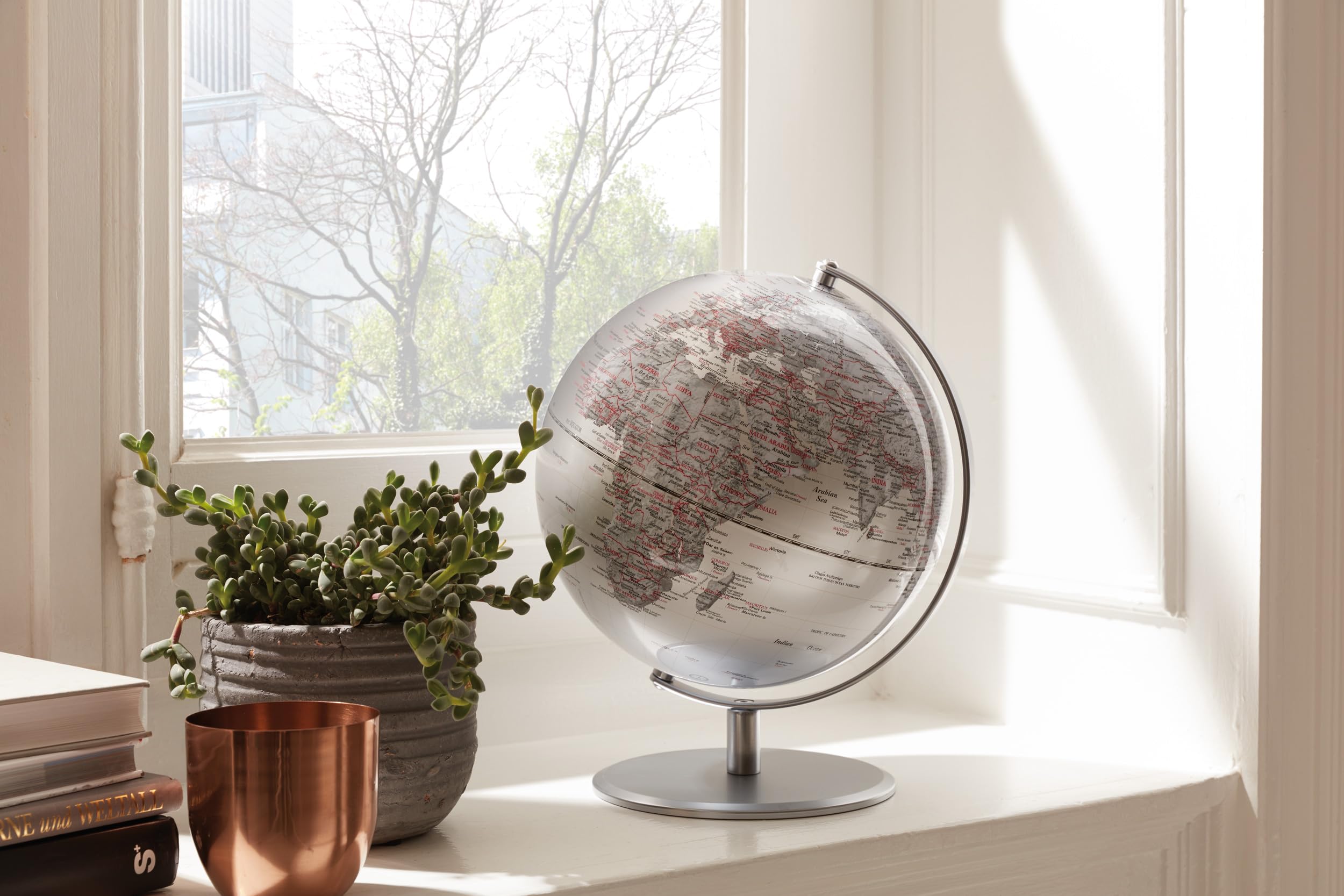 Globus mit 25 cm Durchmesser – PLANET – verchromter Metallfuß – bewegliche Achse – silberfarben – TROIKA Original
