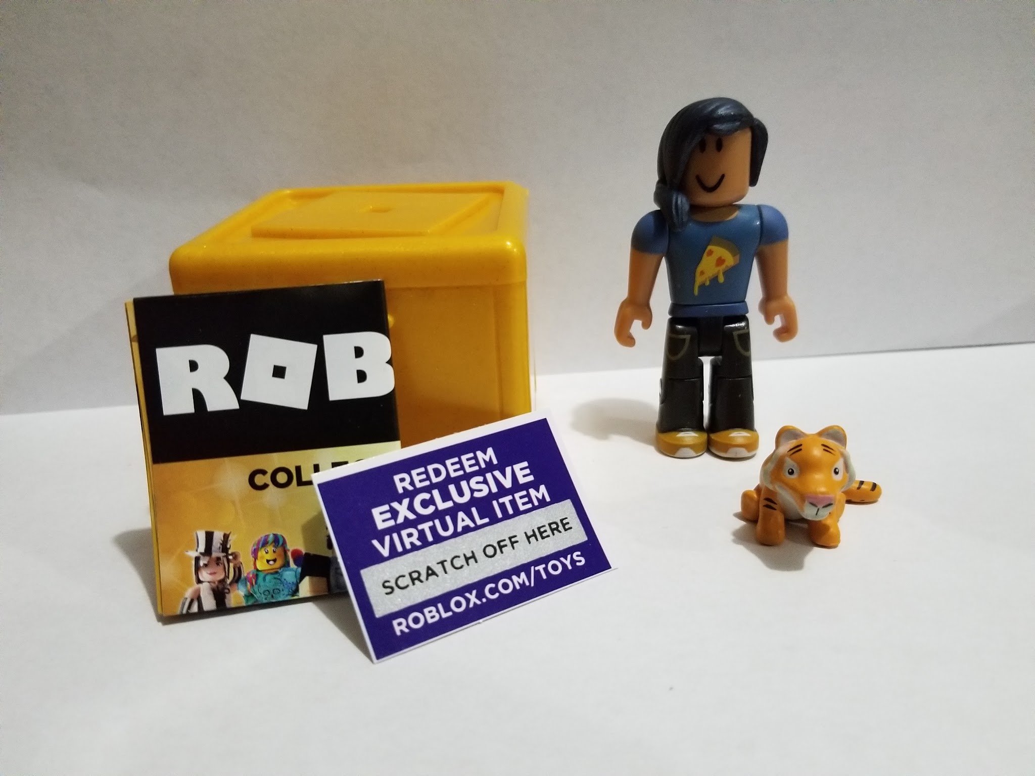 ROBLOX GOLD Celebrity Series Tee Vees Pizza Lover action Figure