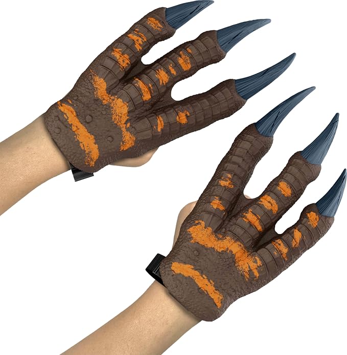 Duas mãos de adulto vestindo as garras de dinossauro marrons com garras azuis escuras e detalhes de textura, com fundo branco.