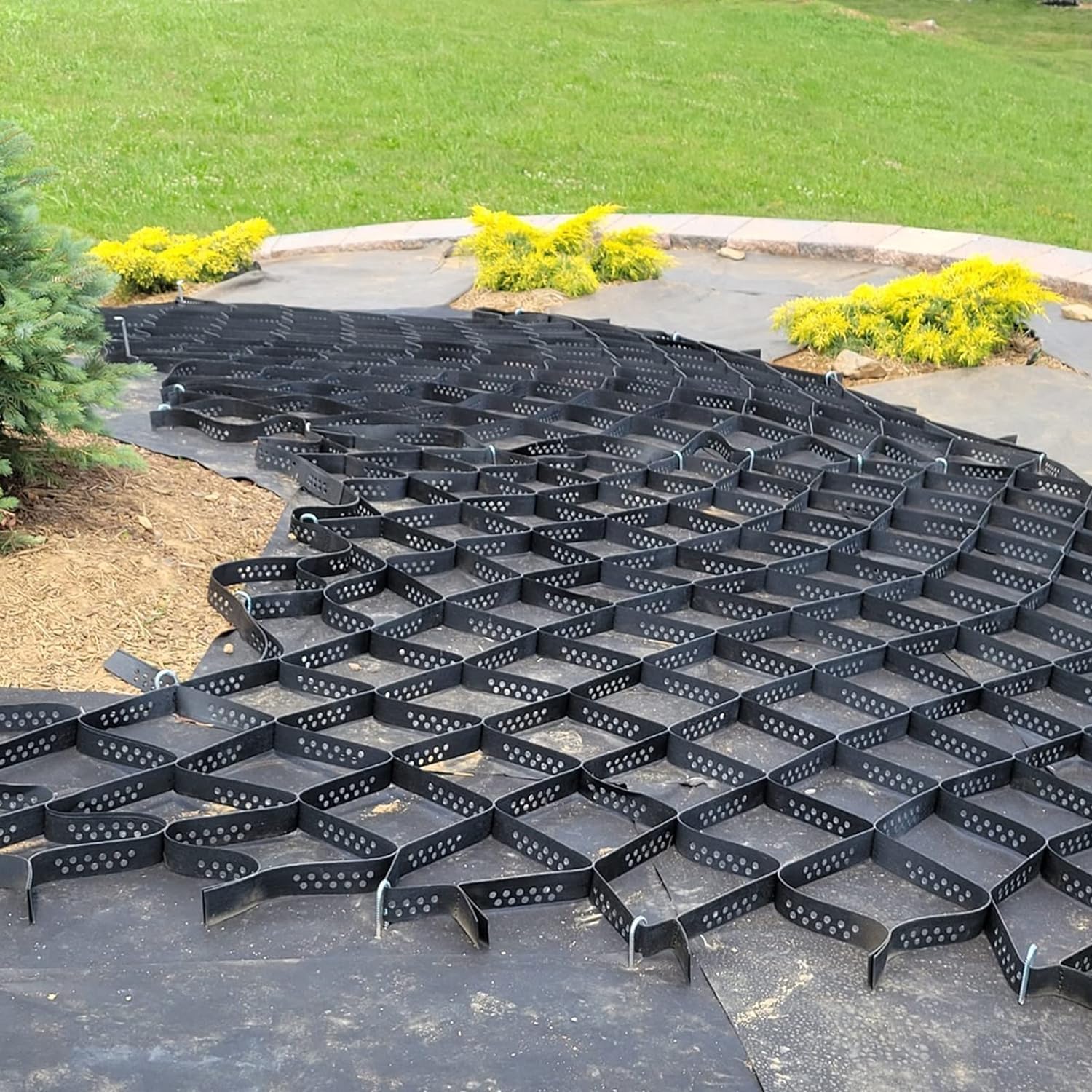 Grille de stabilisation du sol renforcée pour sécuriser un chemin étroit en pente