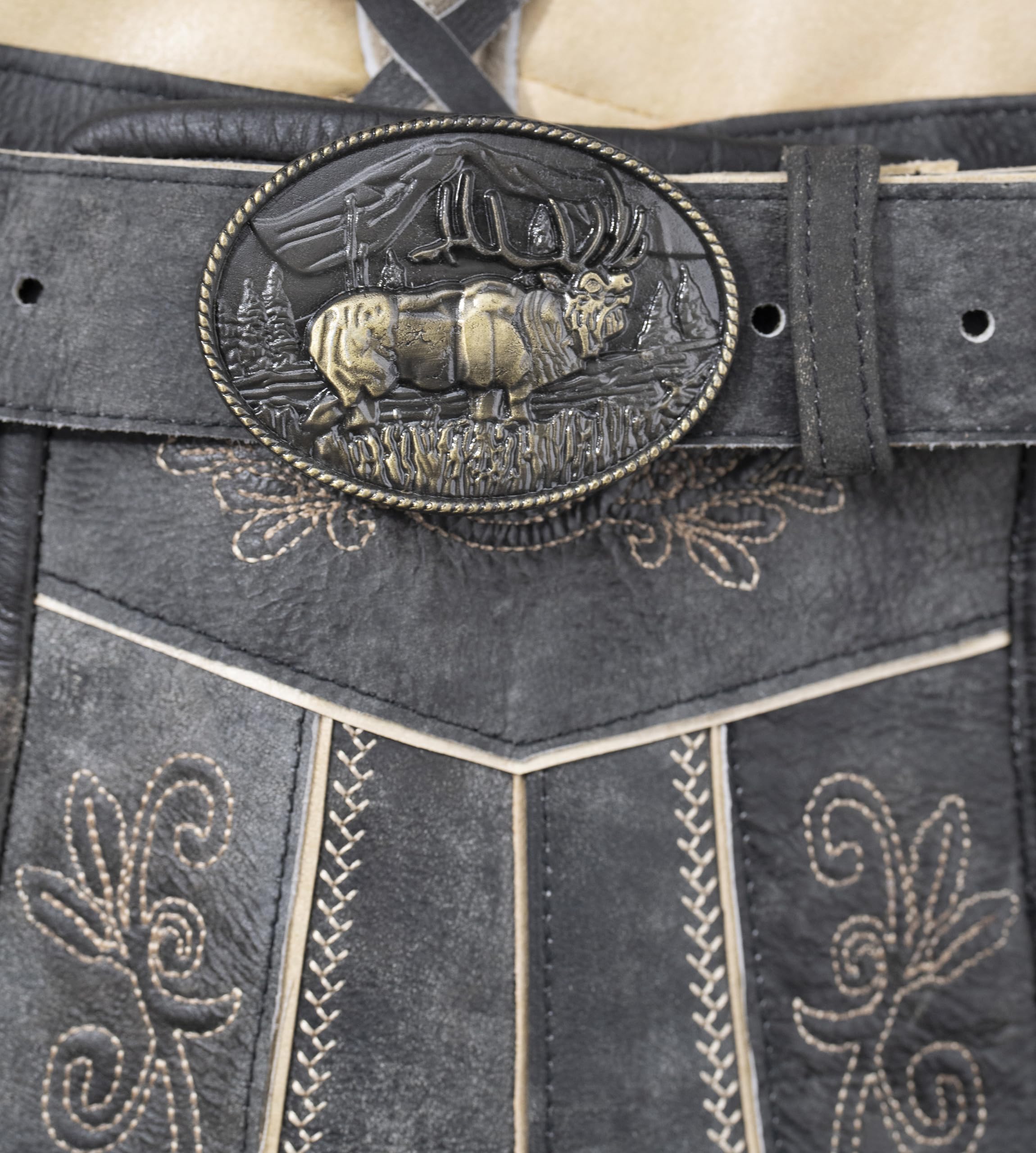 Schöneberger Trachten Couture Herren Lederhose kurz mit Trachtengürtel, Trachtenlederhose für Oktoberfest, Original Nubuk-Leder, Wolfsklamm