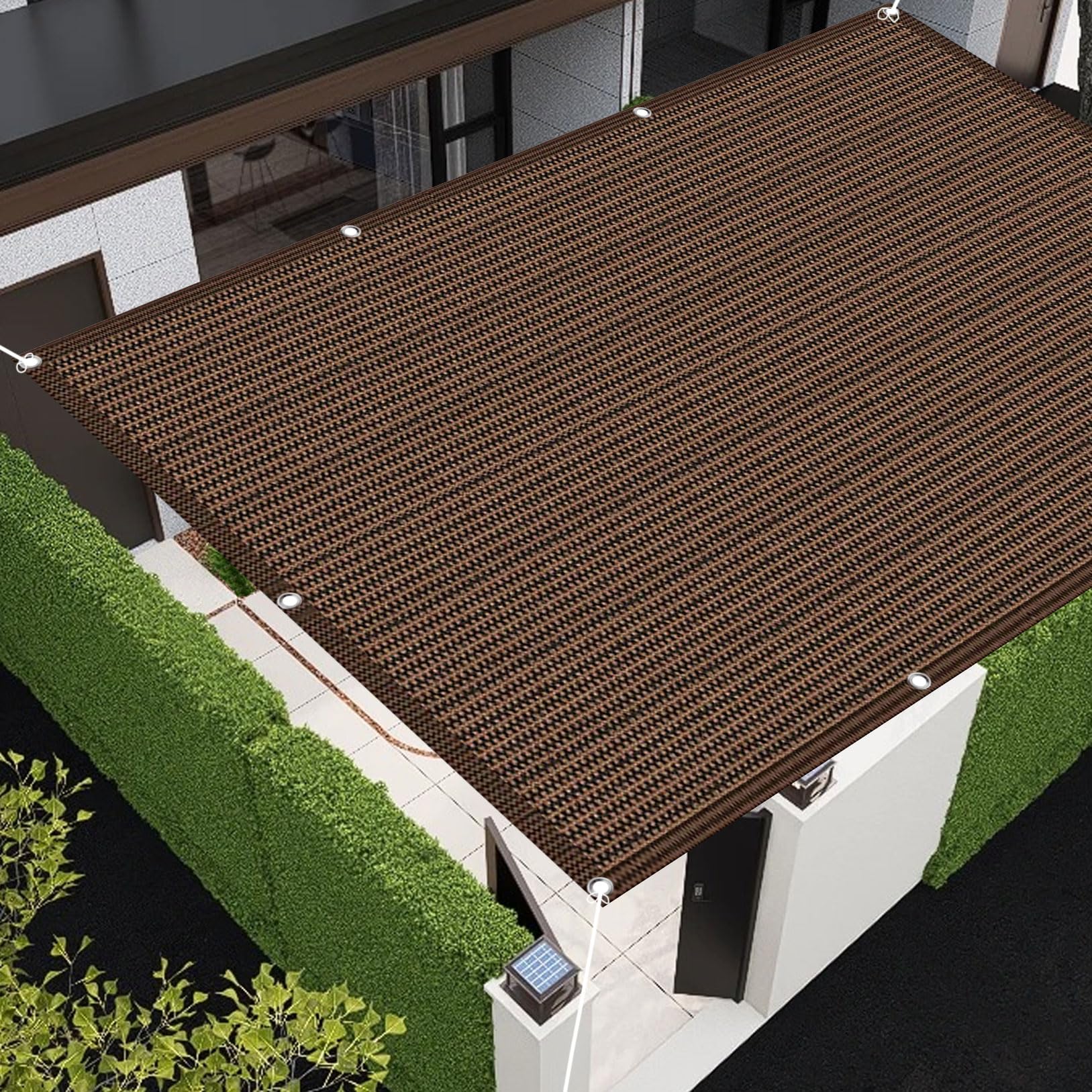 Tissu d'ombrage avec œillets marron pour sublimer l'ambiance de votre pergola de jardin