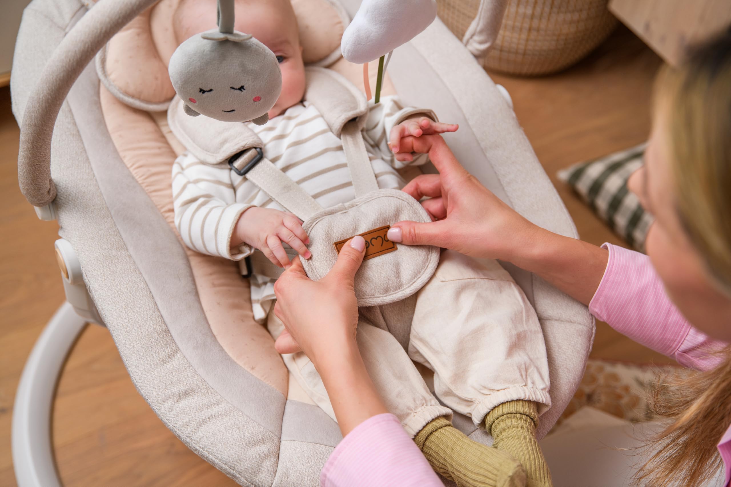 Balancelle MoMi Pearl 9 kg, siège 360°, LED, Bluetooth, télécommande, piles ou secteur, câble USB, harnais 5 points, arche avec jouets