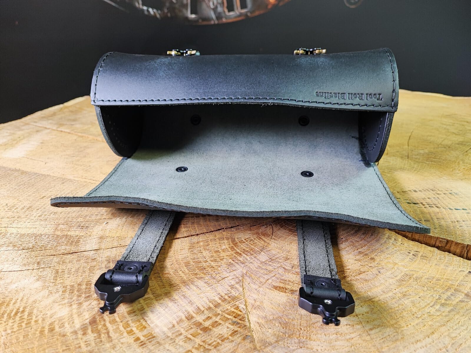 Tool Blackline Werkzeugrolle kompatibel mit Harley Davidson Chopper Reisekoffer Lederrolle Werkzeugrolle Hot Rod HD Koffer Sissybar Gepäckrolle Motorradkoffer schwarz