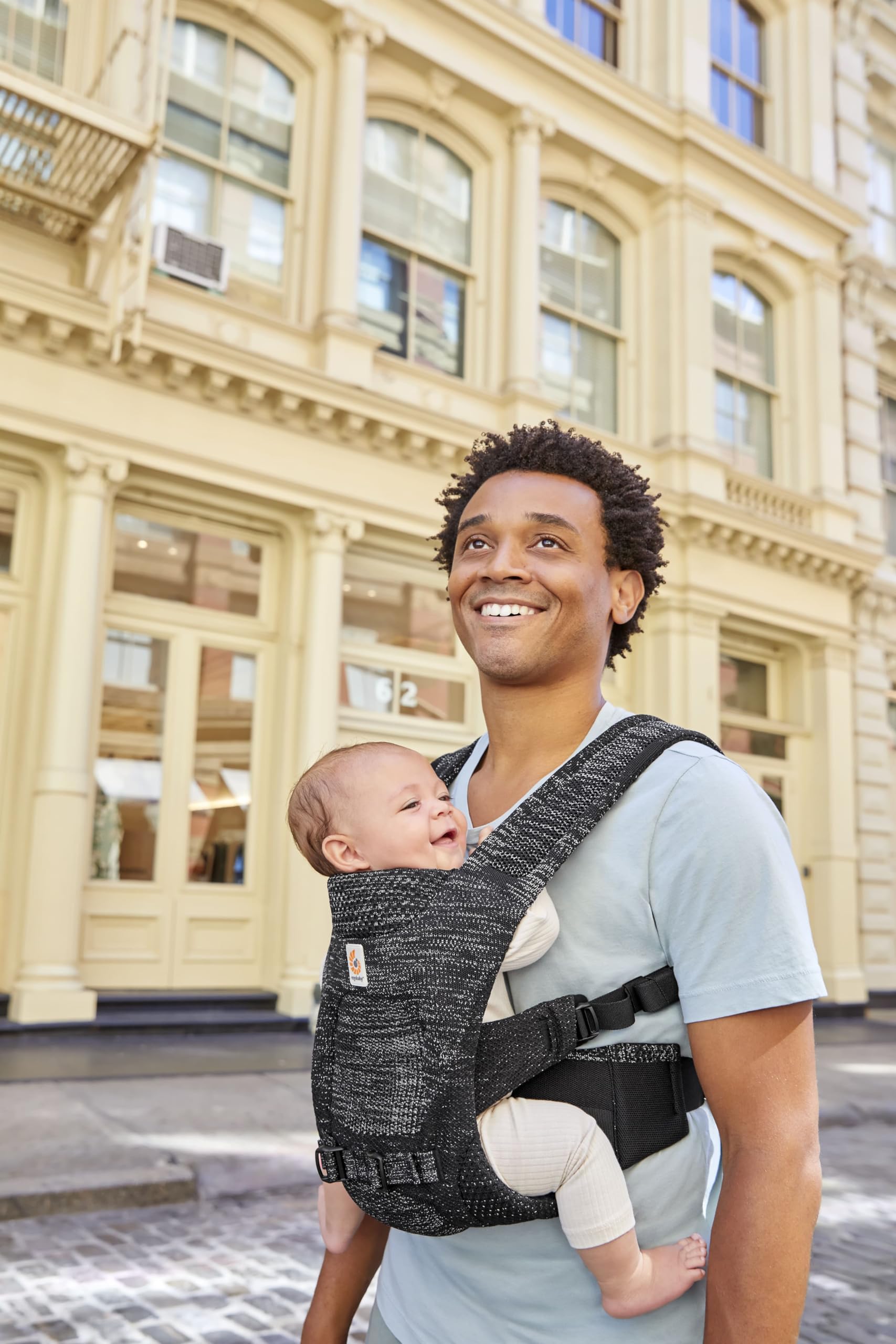 Ergobaby Aerloom Babytrage für Neugeborene bis zum Kleinkind, 3-Positionen Ergonomische Babybauchtrage Rückentrage Baby-Tragetasche aus Formaknit Material (Onyx)