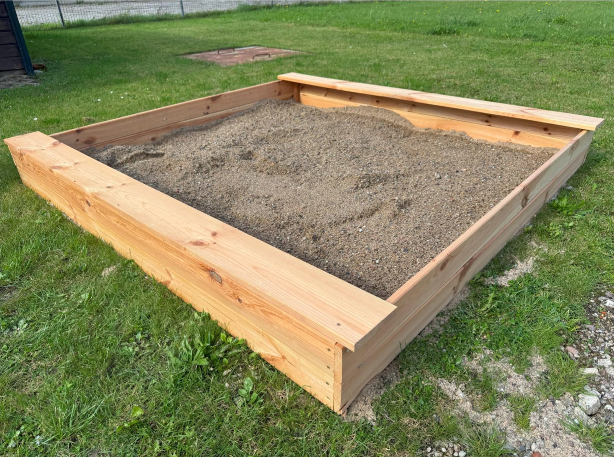 Loggyland Sandkasten aus naturbelassenem Massivholz 140x140cm