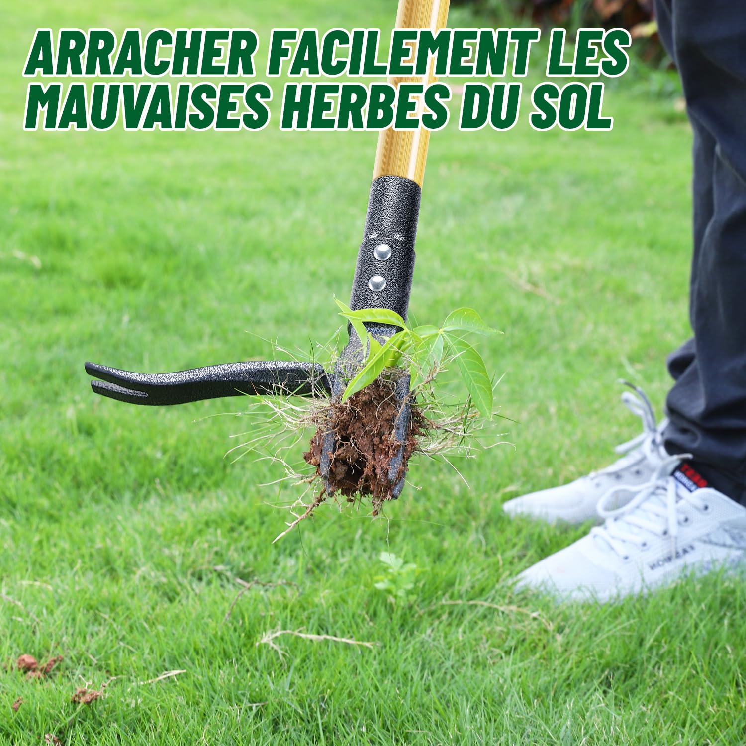 Désherbeur Manuel 1.1m Longueur, Arrache Pissenlit, Manche en Bambou Naturel et 4 Griffes en Métal, Désherbeur de Jardin Debout avec des Gants de Jardinage, Adapté Aux Animaux (Upgrade)