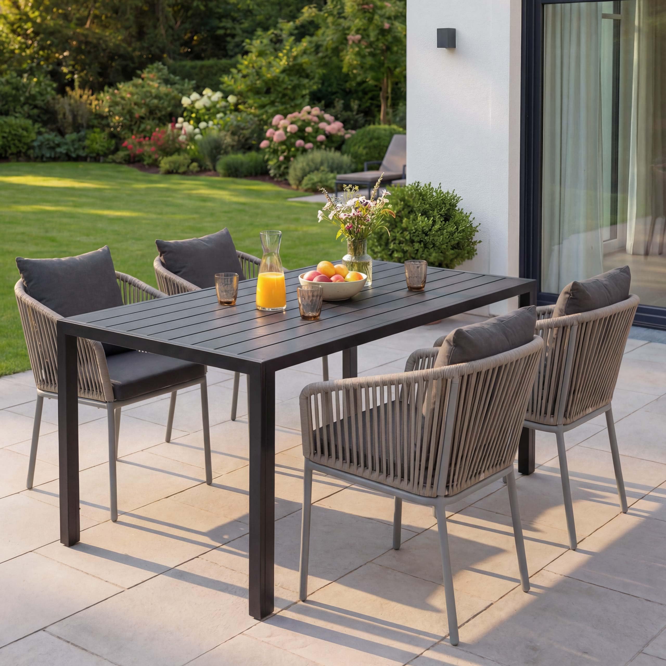 Mendler HWC-N41 - Juego de muebles de jardín (mesa y 4 sillas, resistente a la intemperie, aluminio, 140 x 80 cm), color gris claro
