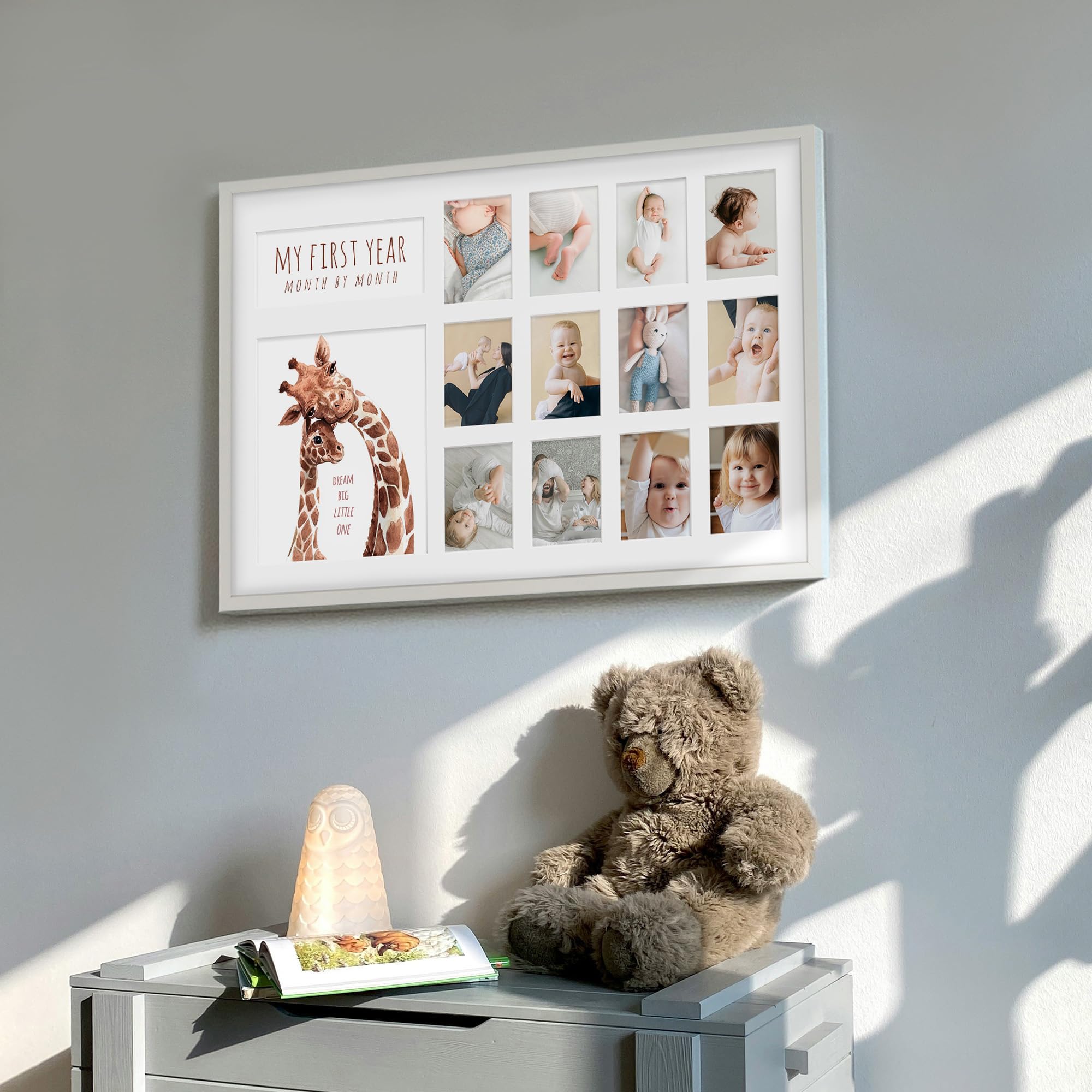 Bilderrahmen Das Erste Jahr, Monat für Monat Fotocollage, 40x60 cm, Rechteckig, Modern Rustikaler Stil, Giraffen-Design, Kinderzimmer Deko mit Passepartout Weiß