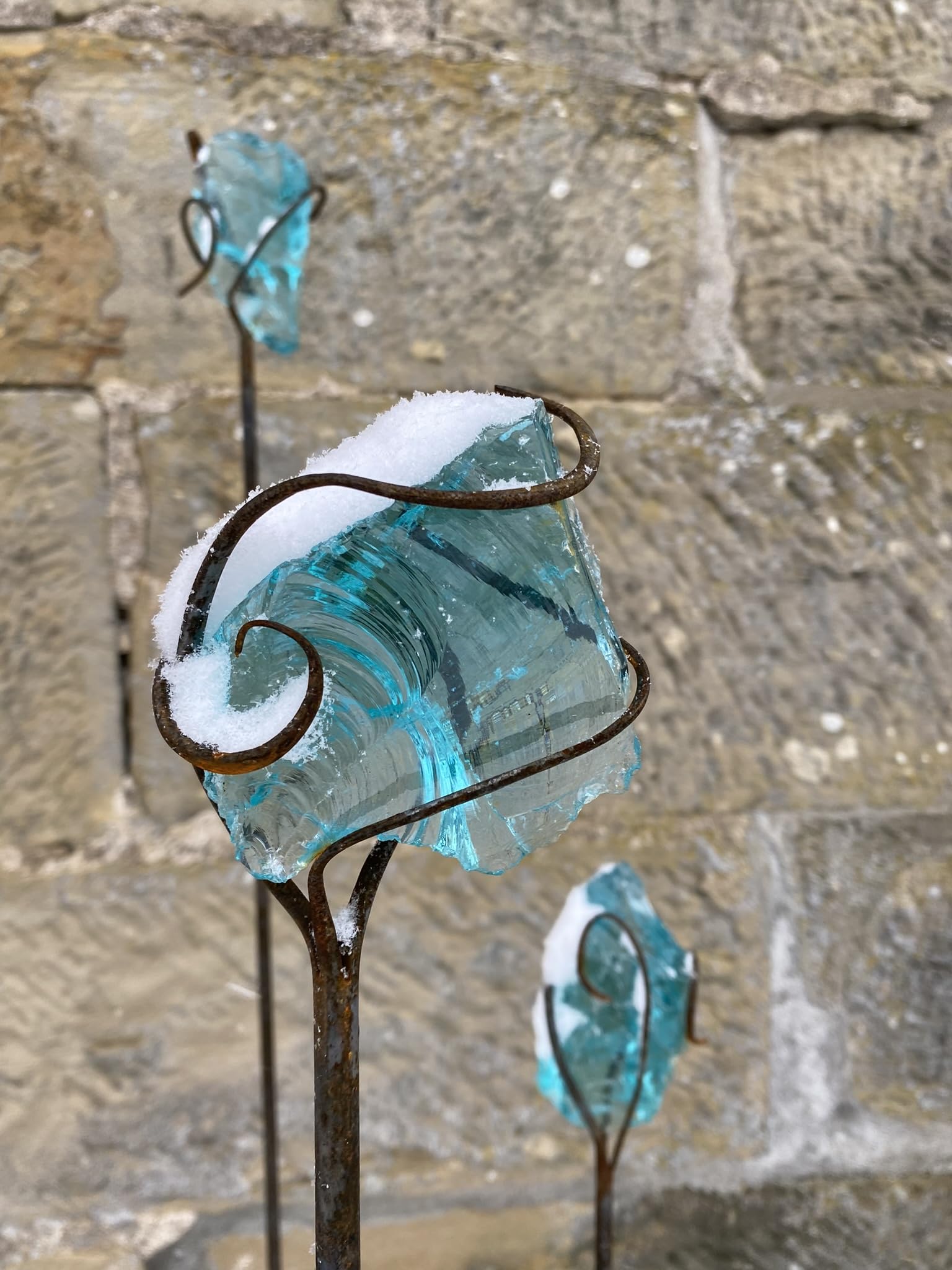 Gartenstecker mit Glas und Metall, Türkis-Blau, Glas-Metall-Deko für Garten und Balkon, handgeschmiedet, 100 cm, Längste Ausdehnung des Kristalls (L oder H oder B: mind. 8 cm)